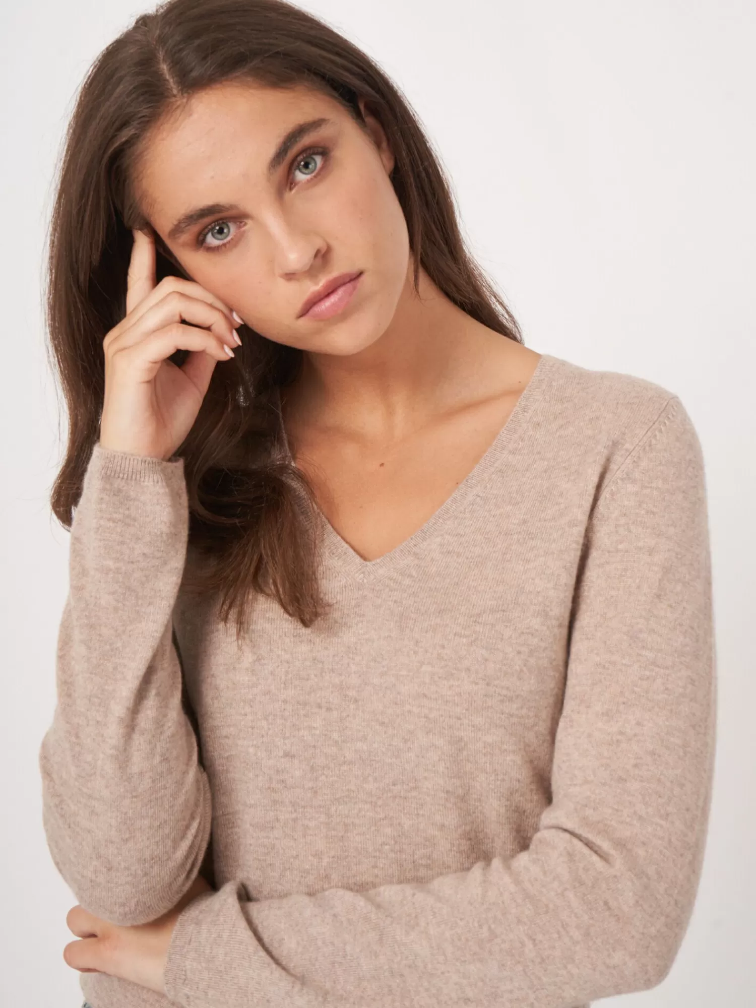 REPEAT cashmere Truien | Organic Cashmere*Basic V-hals trui van cashmere wolmix Sand