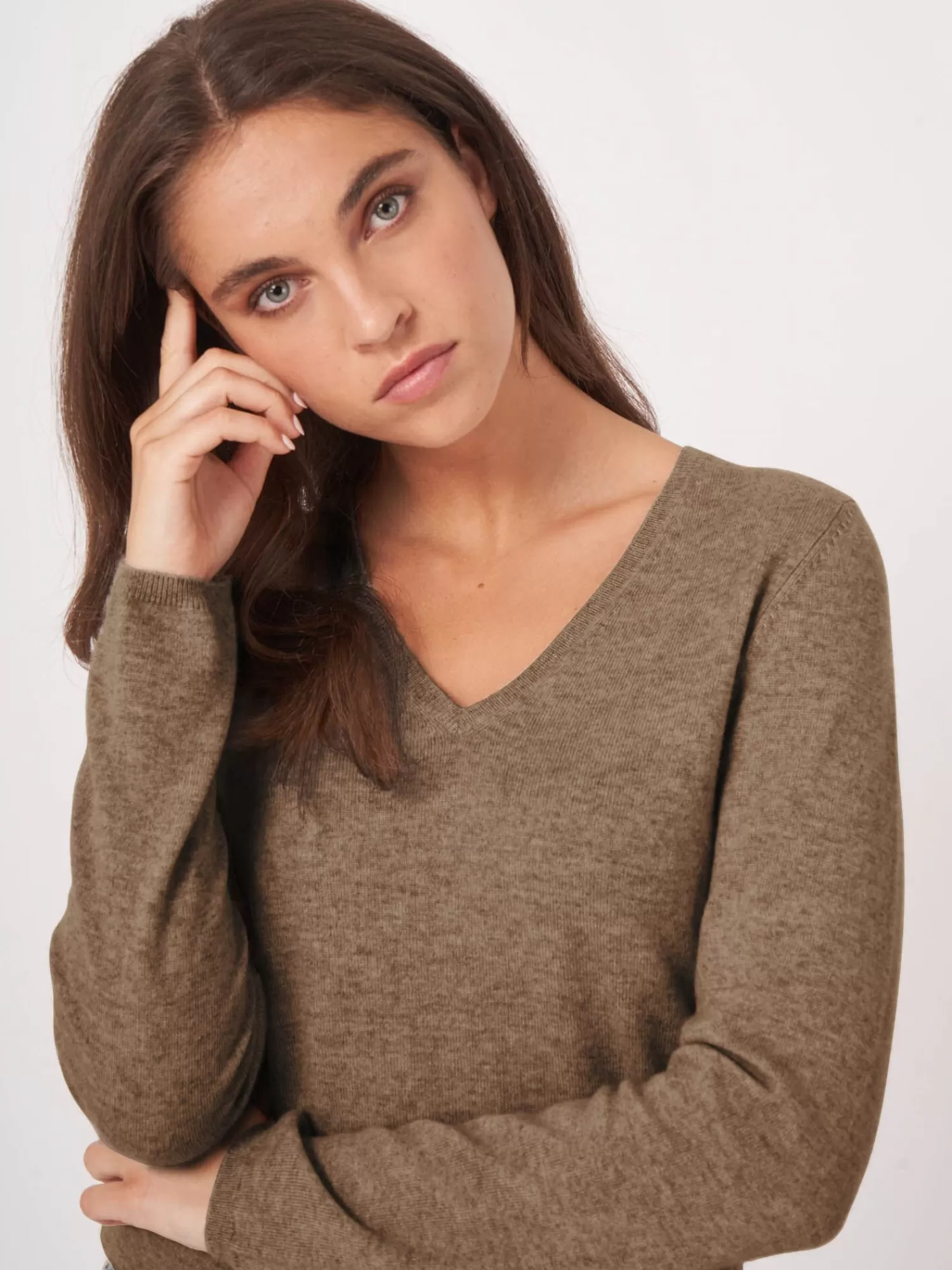 REPEAT cashmere Truien | Organic Cashmere*Basic V-hals trui van cashmere wolmix Taupe