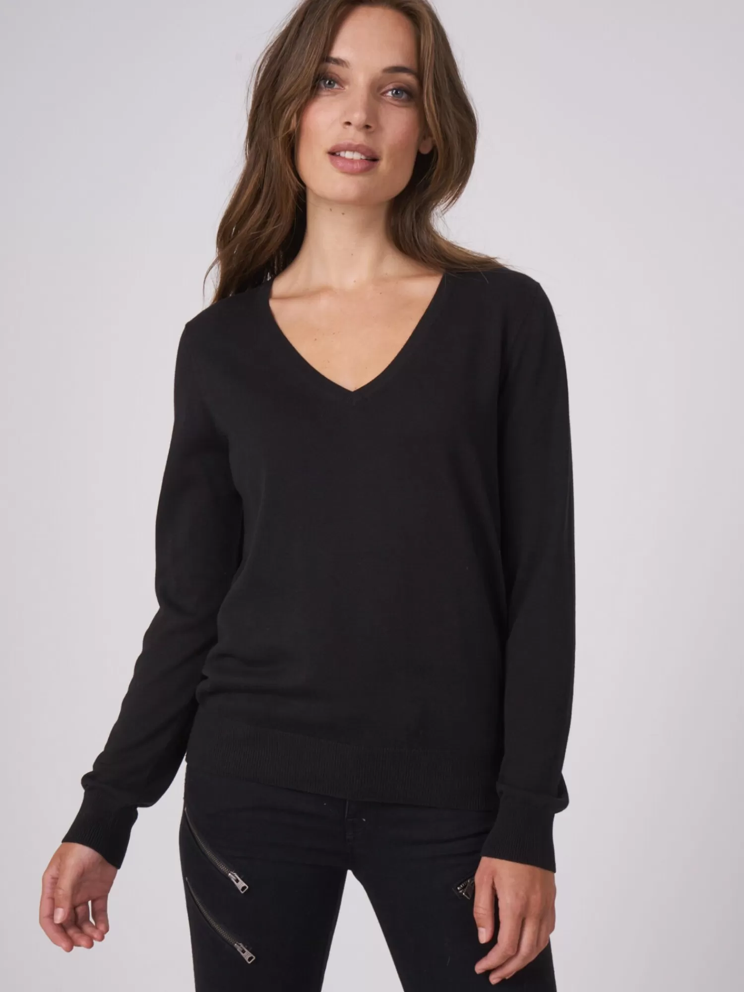 REPEAT cashmere Truien*Basic sweater met V-hals van katoenmix Black