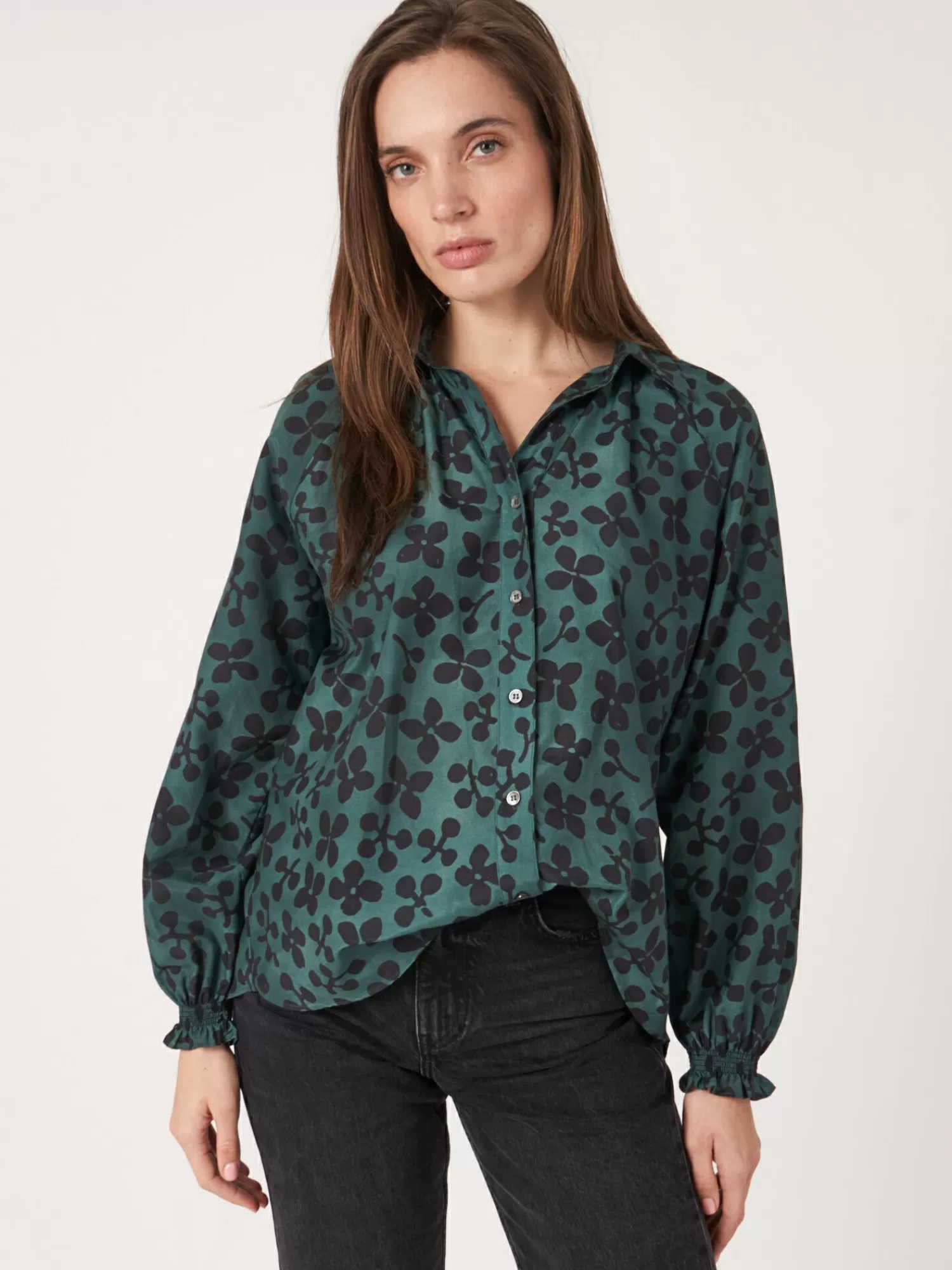 REPEAT cashmere Blouses*Blouse met bloemenprint van katoen-zijde-mix Kelp