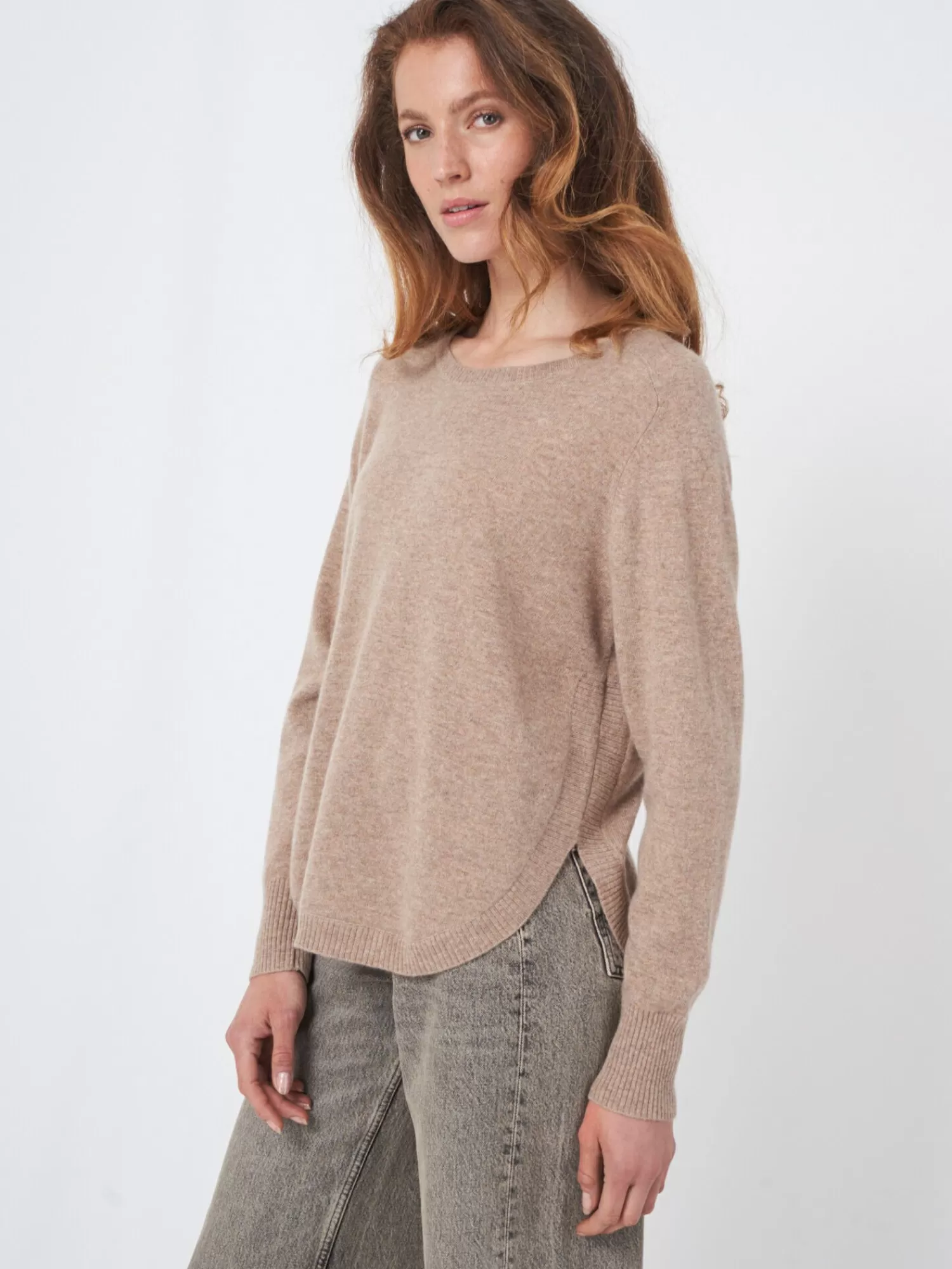 REPEAT cashmere Truien*Cashmere boothalstrui met ronde zoom Taupe