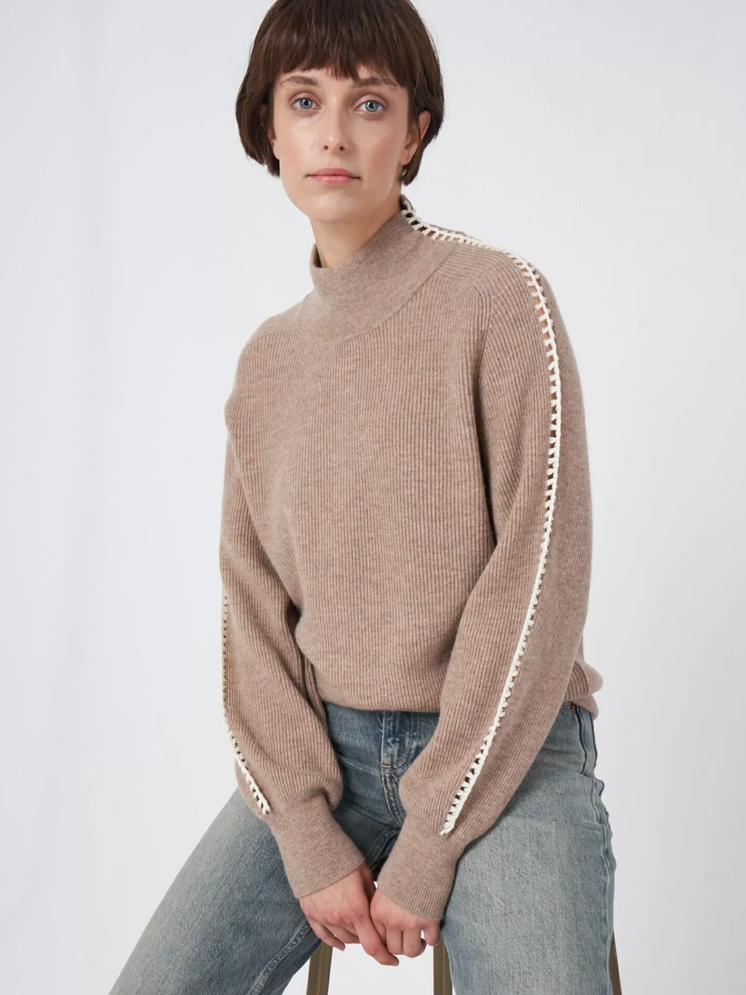 REPEAT cashmere Truien*Cashmere mix ribgebreide trui met gehaakte details op de mouwen Taupe