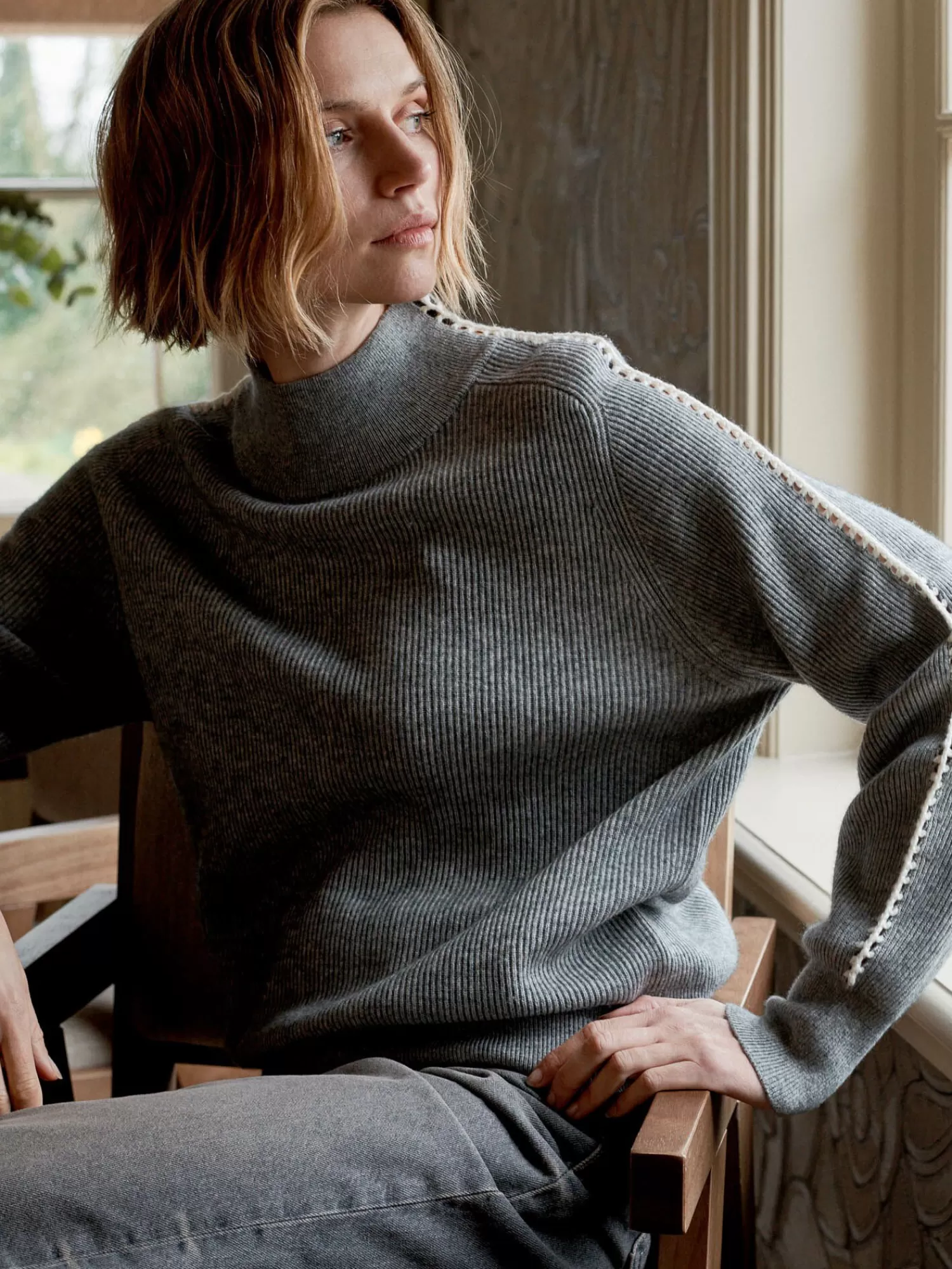 REPEAT cashmere Truien*Cashmere mix ribgebreide trui met gehaakte details op de mouwen LightGrey
