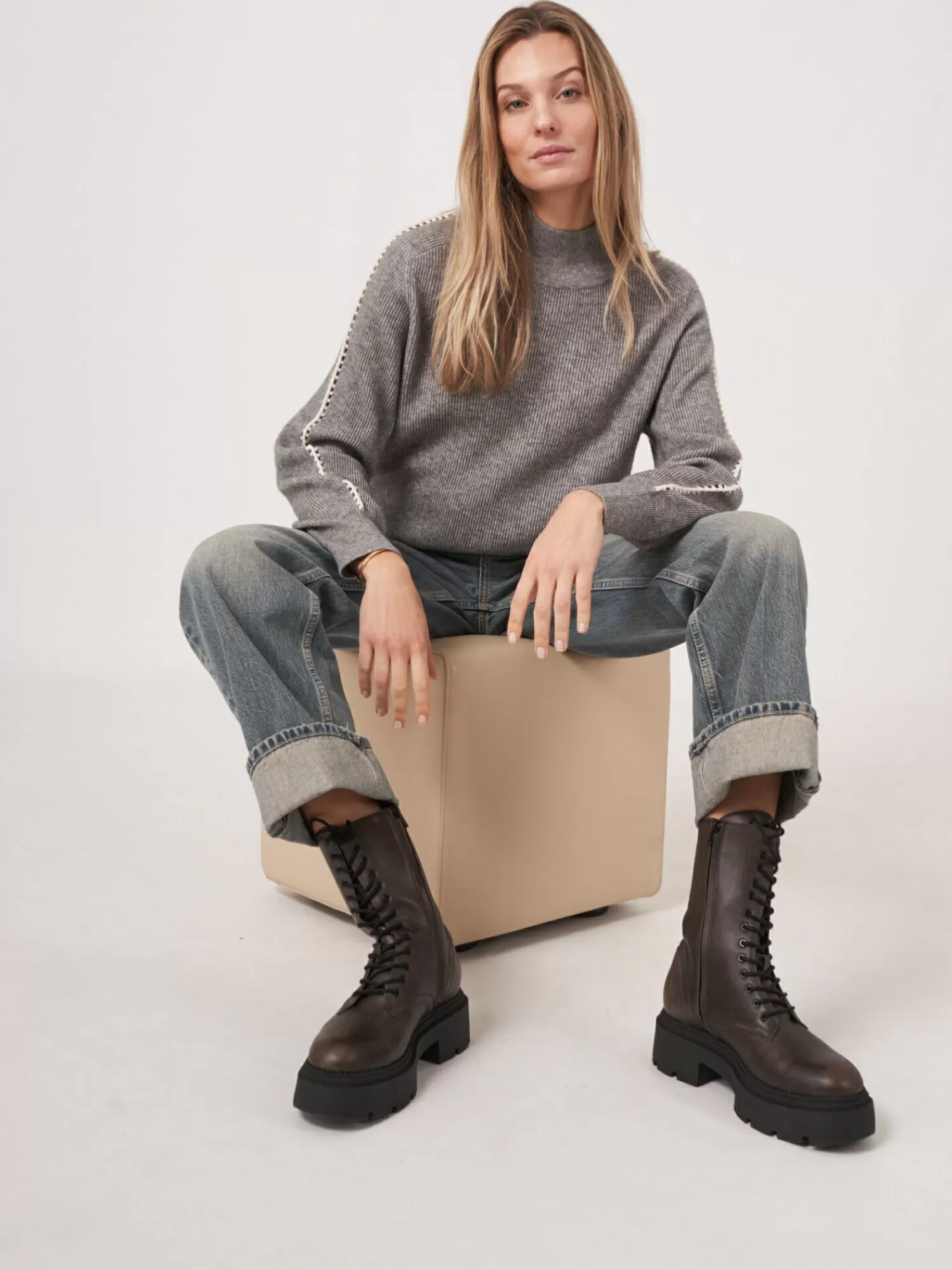 REPEAT cashmere Truien*Cashmere mix ribgebreide trui met gehaakte details op de mouwen LightGrey