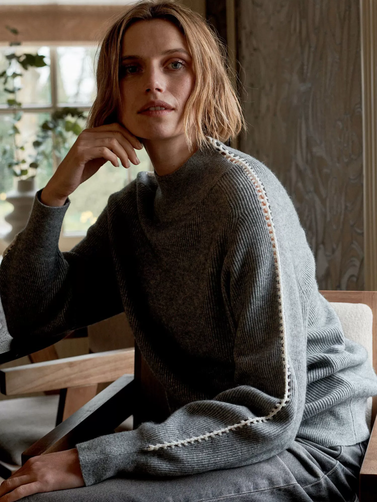REPEAT cashmere Truien*Cashmere mix ribgebreide trui met gehaakte details op de mouwen LightGrey
