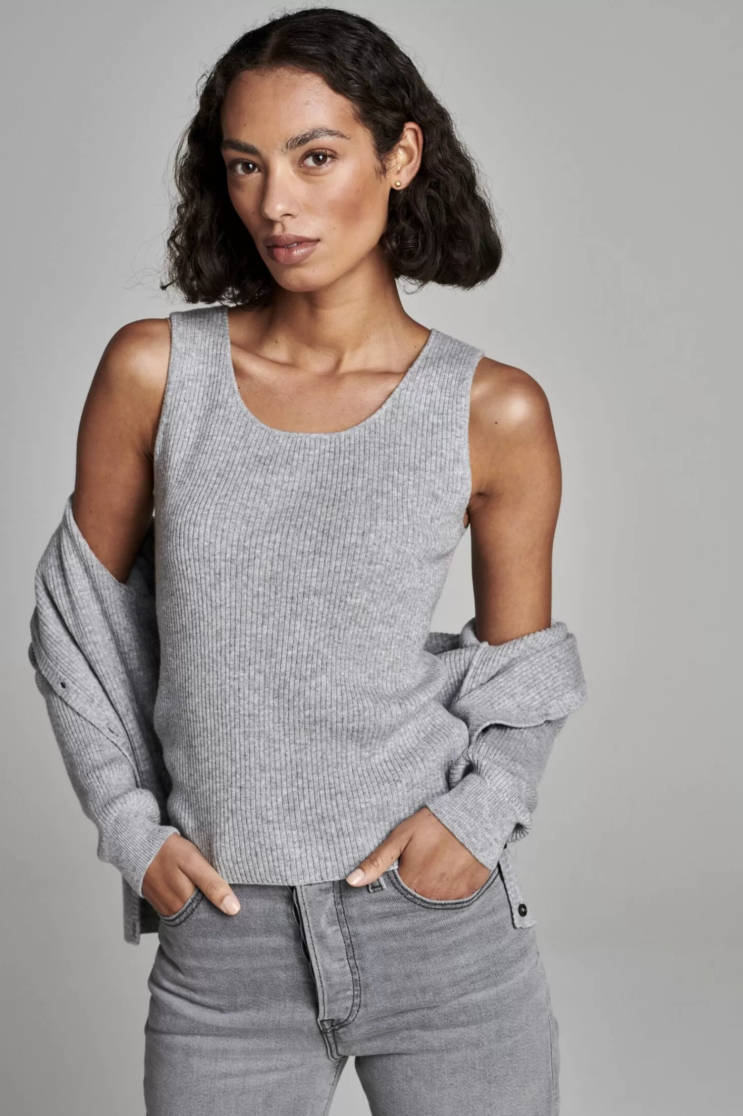 REPEAT cashmere Tops*Cashmere tank top met fijngebreid ribpatroon Grey