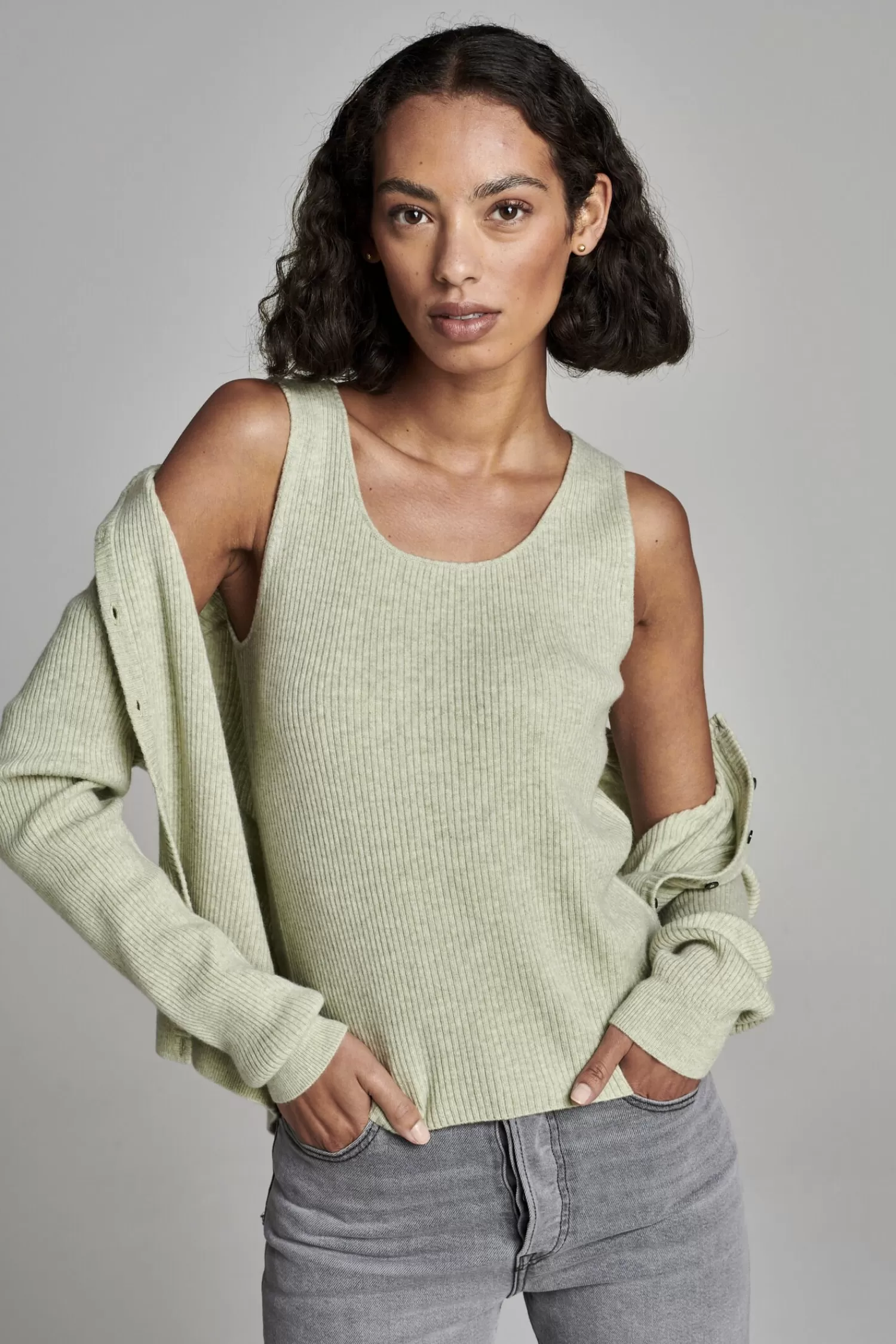 REPEAT cashmere Tops*Cashmere tank top met fijngebreid ribpatroon Moss