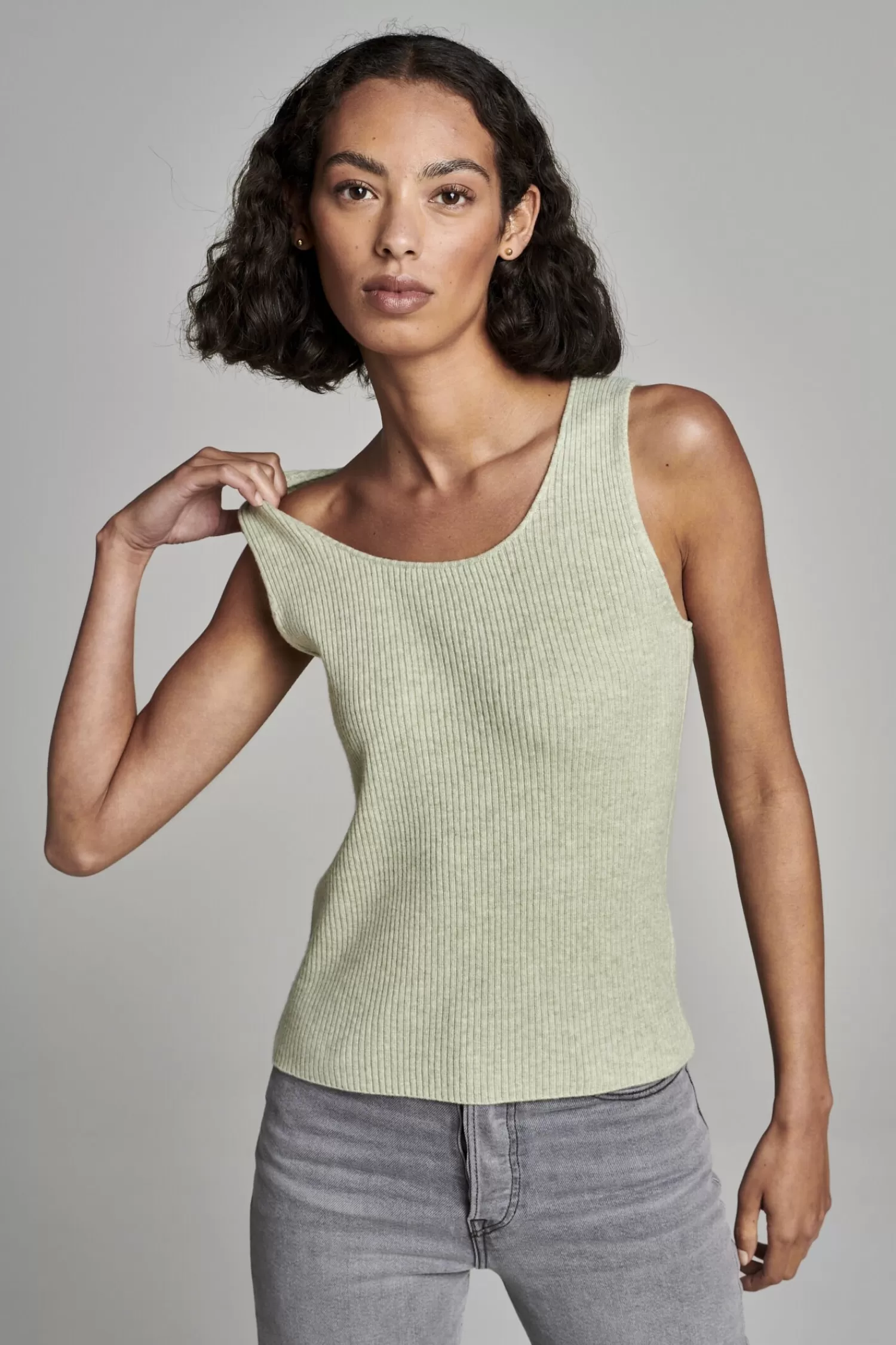 REPEAT cashmere Tops*Cashmere tank top met fijngebreid ribpatroon Moss