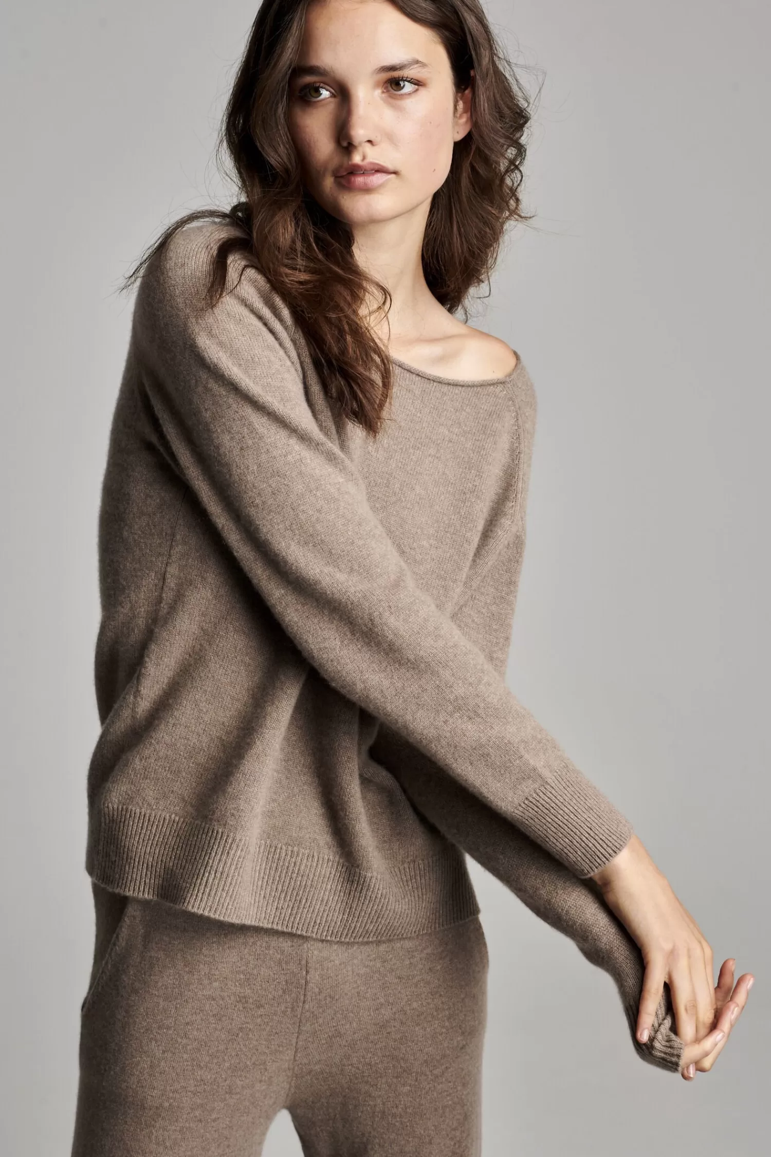 REPEAT cashmere Truien*Cashmere trui met boothals en rolzoom Taupe