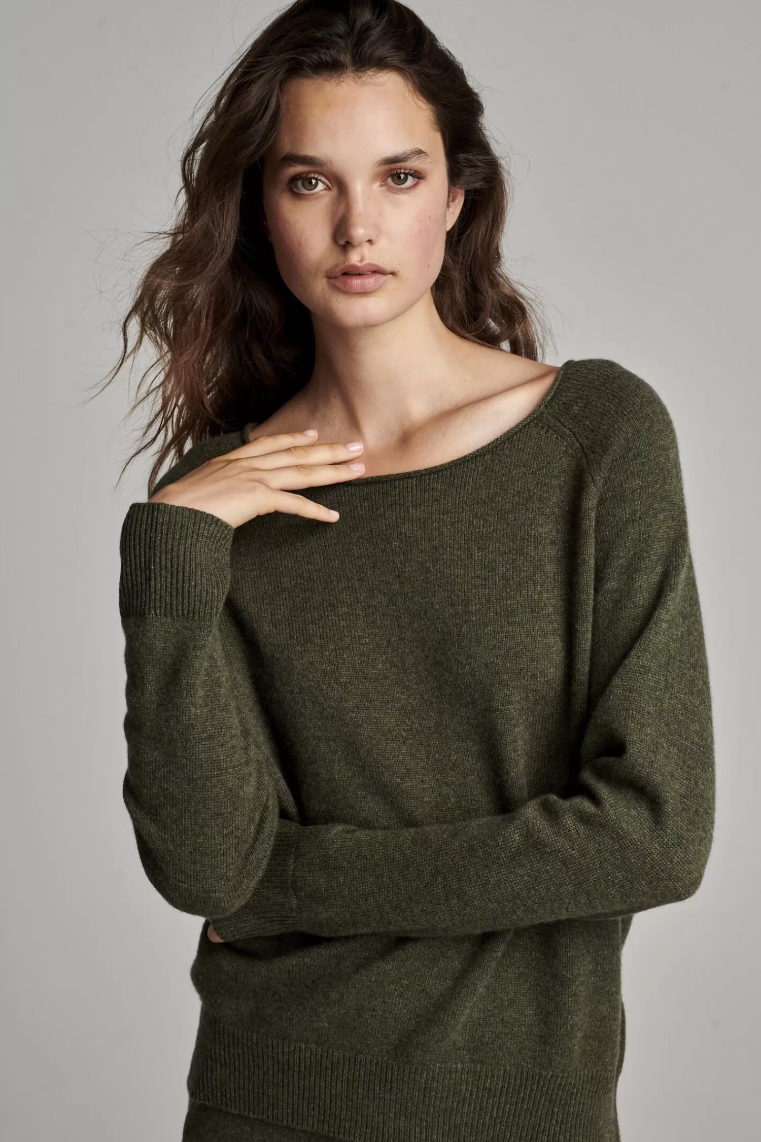 REPEAT cashmere Truien*Cashmere trui met boothals en rolzoom Khaki