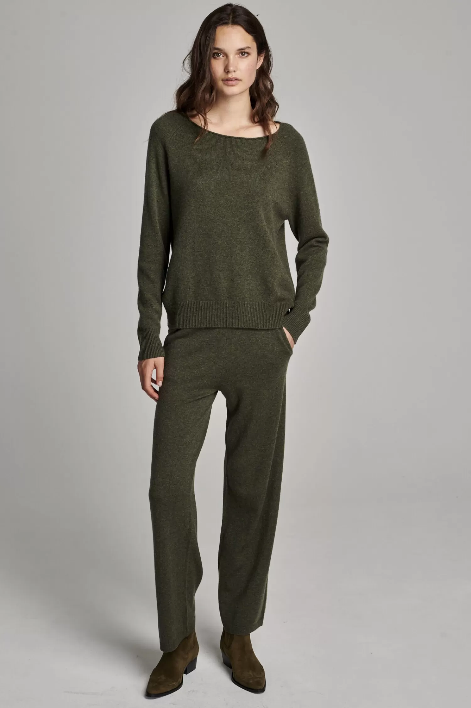 REPEAT cashmere Truien*Cashmere trui met boothals en rolzoom Khaki