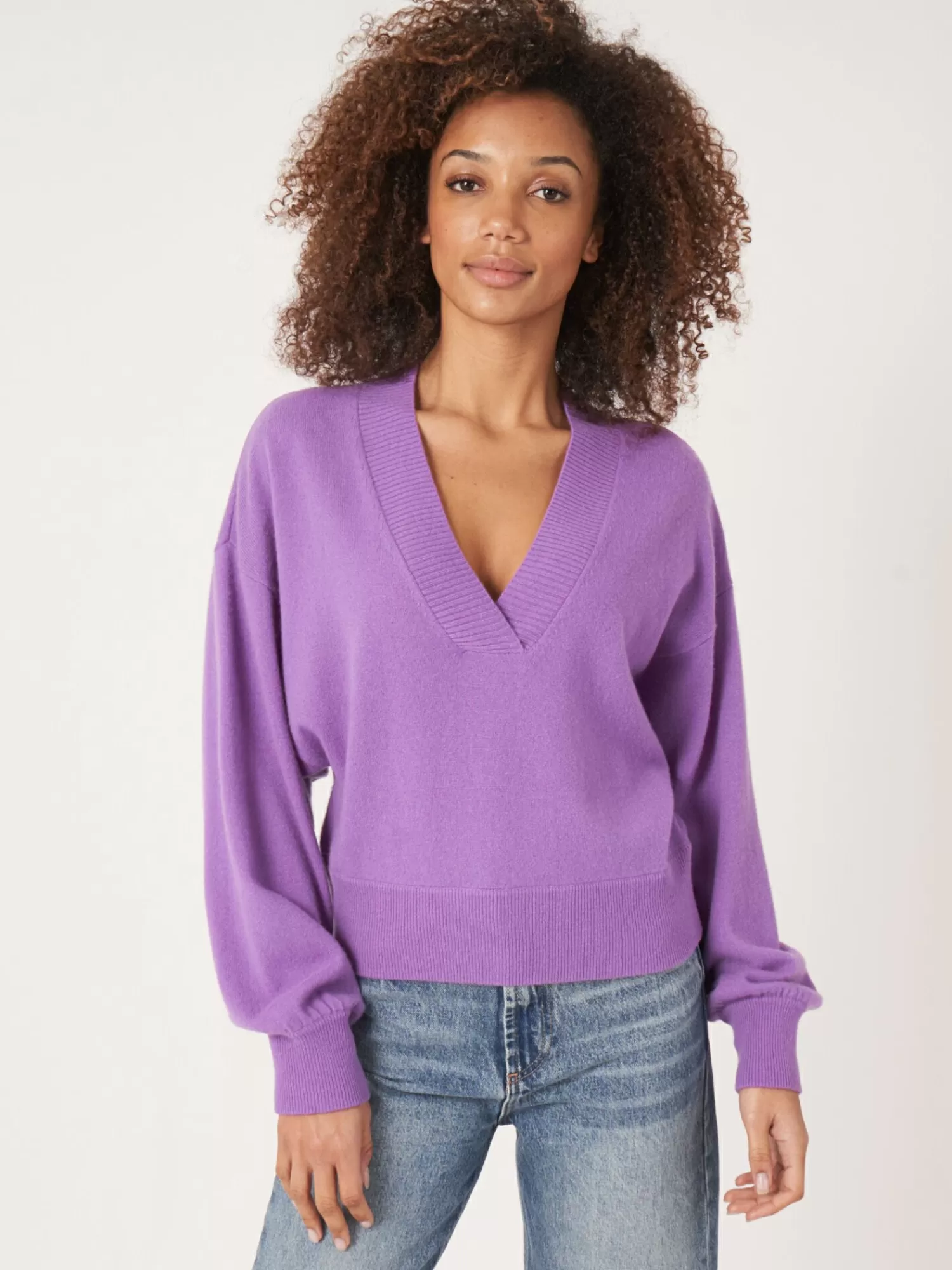 REPEAT cashmere Organic Cashmere*Cashmere trui met diepe geribde V-hals Lilac