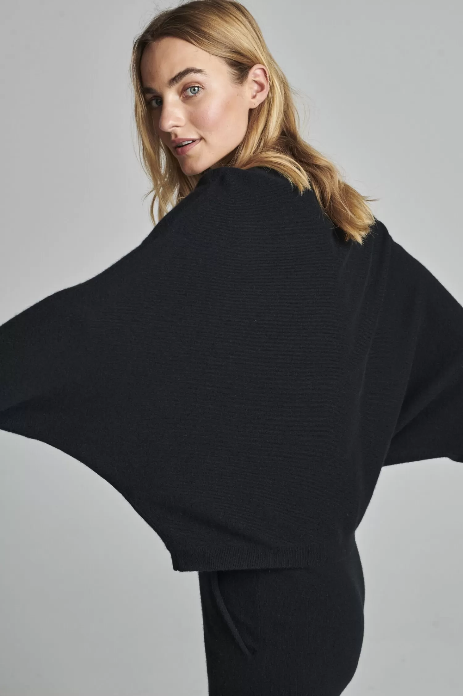 REPEAT cashmere Truien*Cashmere trui met vleermuismouwen Black