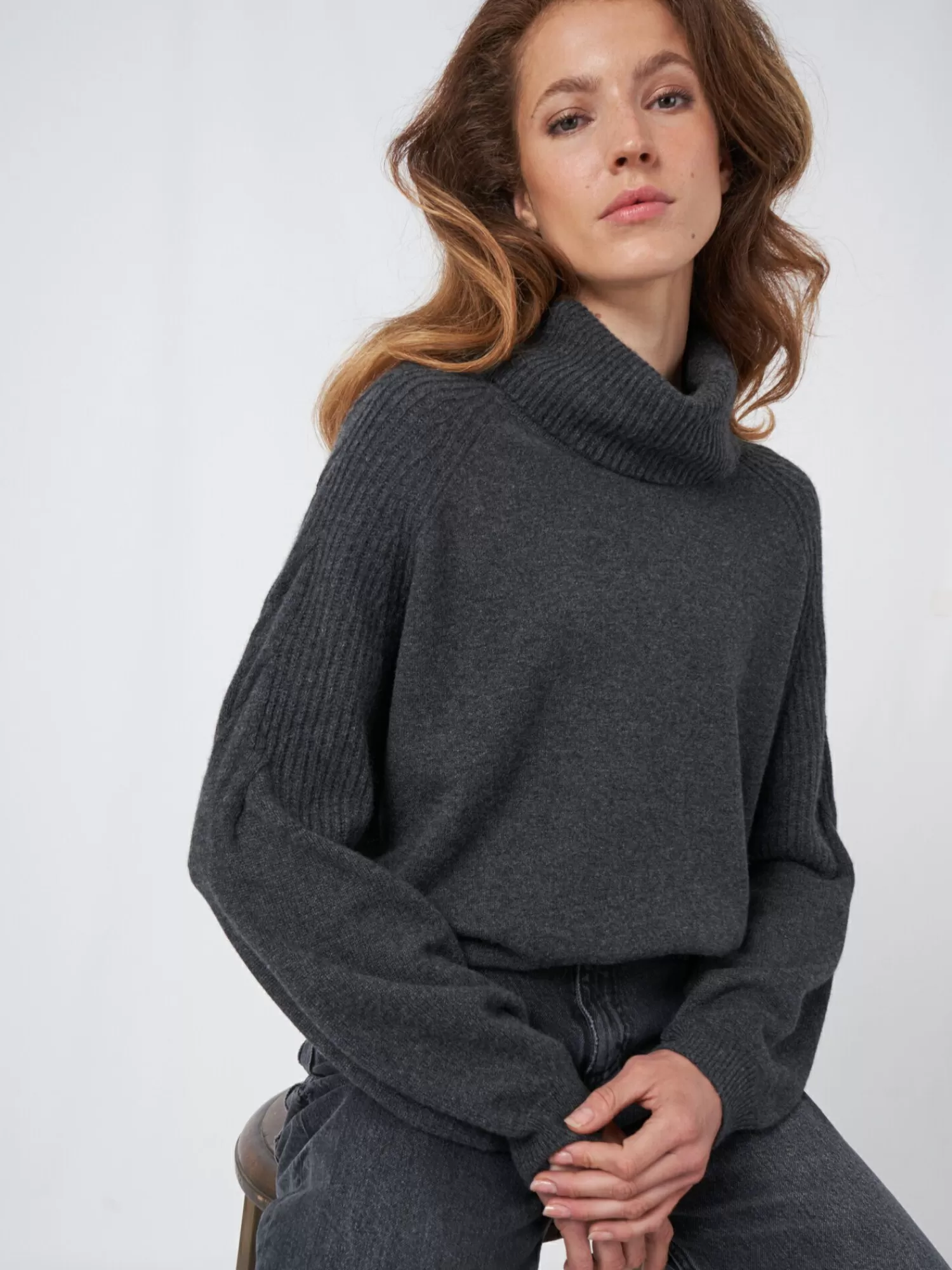 REPEAT cashmere Organic Cashmere | Truien*Cashmere trui met wijde coltrui en schouderdetail Charcoal