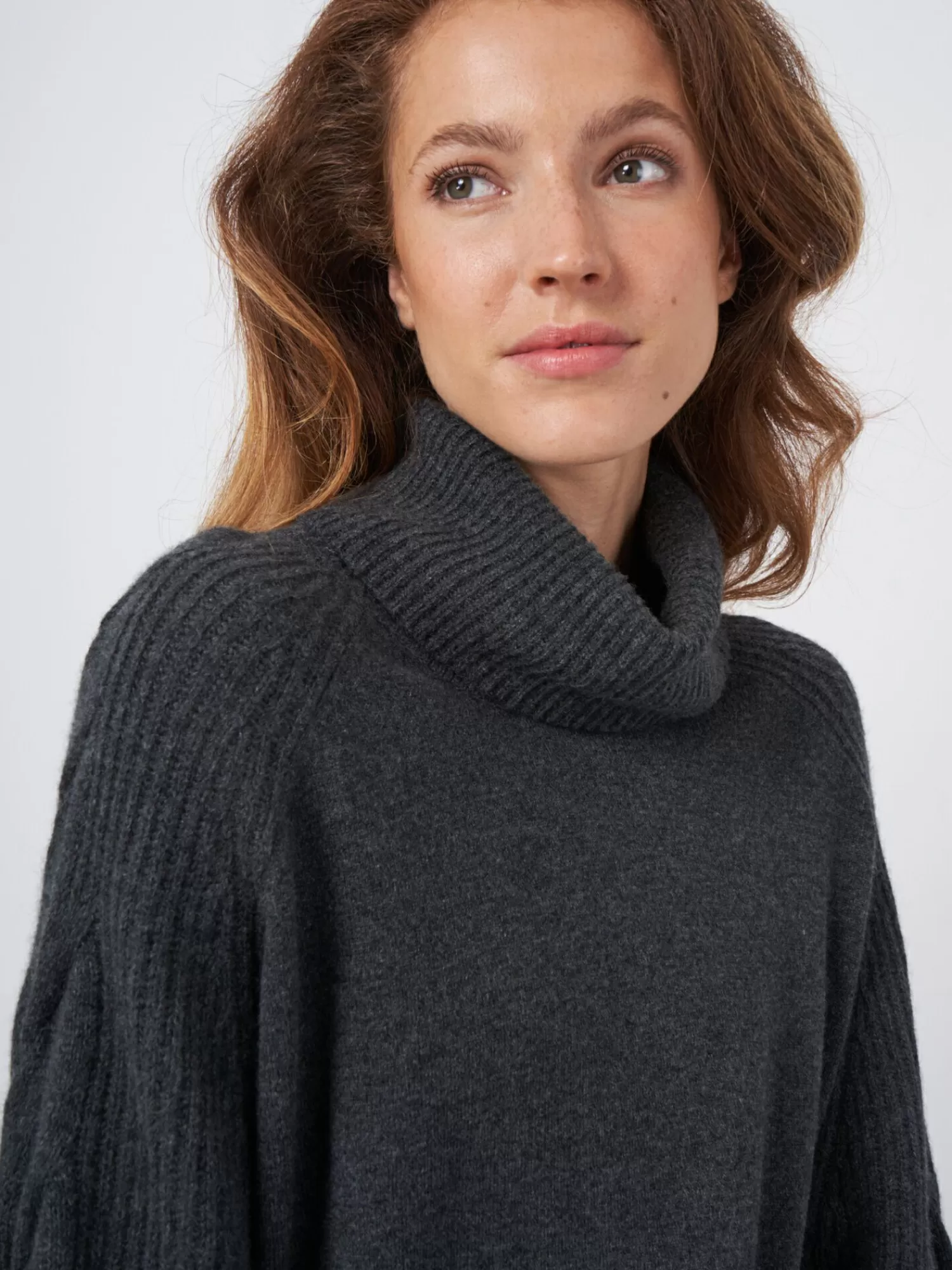 REPEAT cashmere Organic Cashmere | Truien*Cashmere trui met wijde coltrui en schouderdetail Charcoal