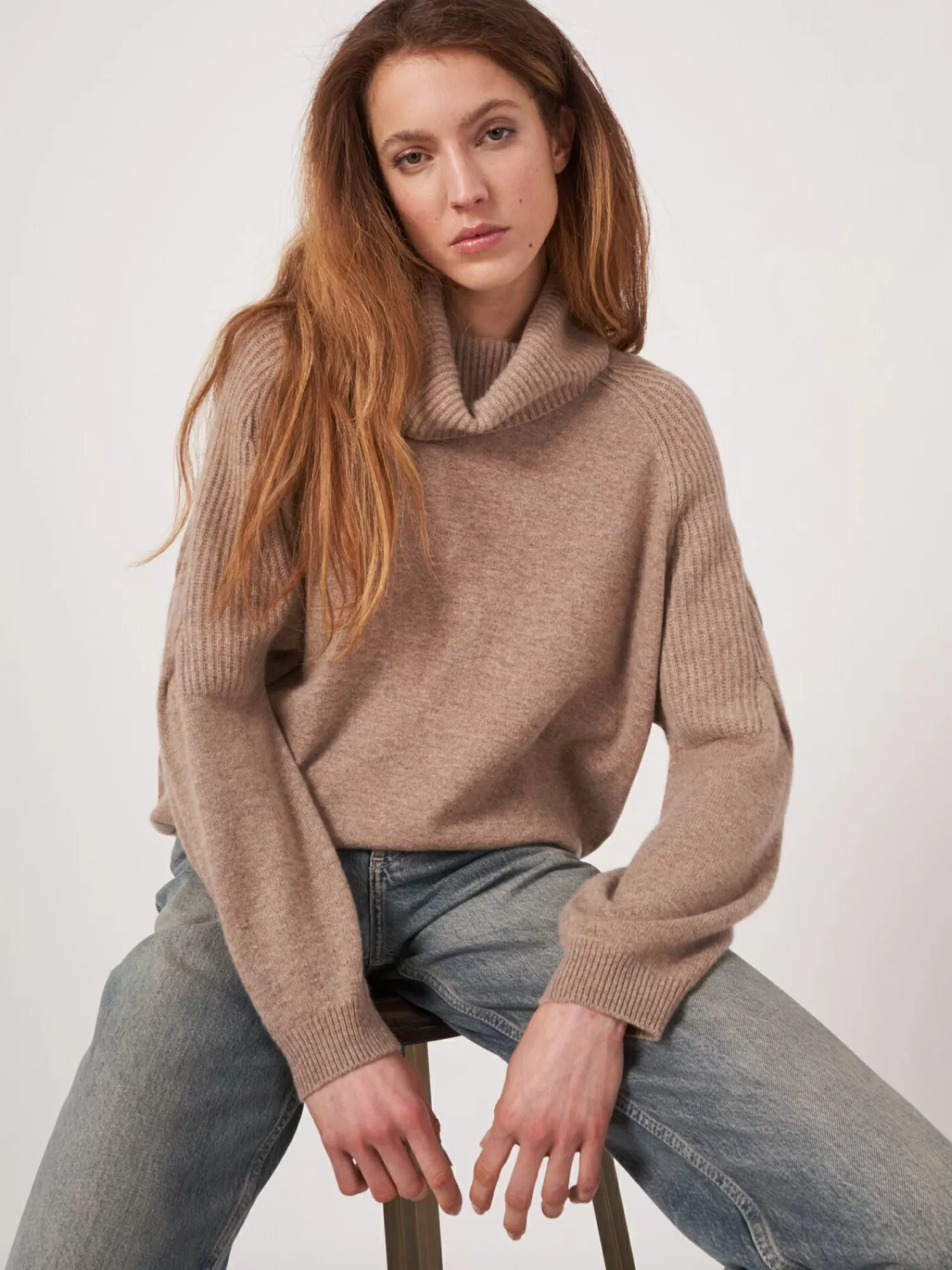 REPEAT cashmere Organic Cashmere | Truien*Cashmere trui met wijde coltrui en schouderdetail Taupe