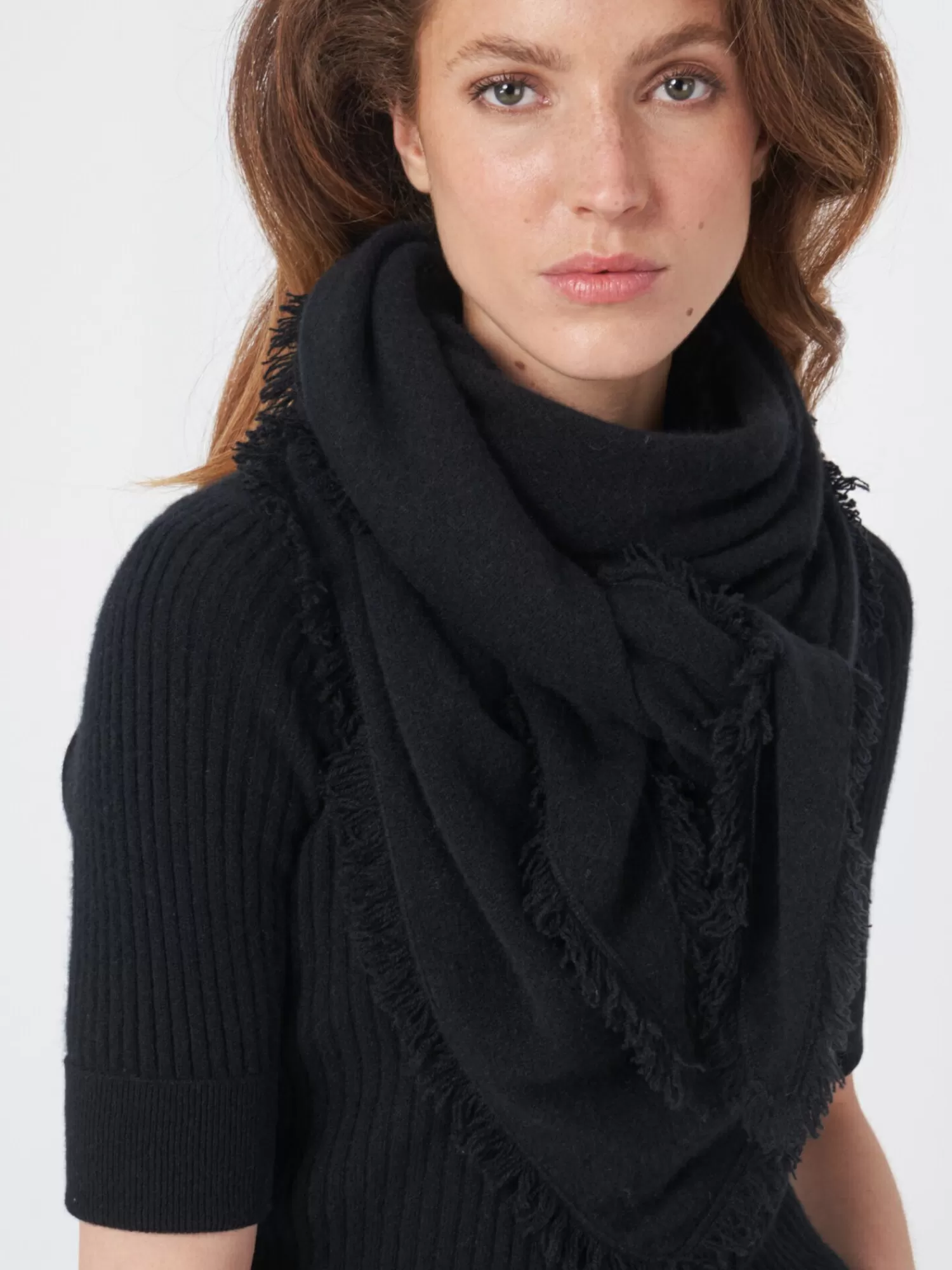 REPEAT cashmere Sjaals | Organic Cashmere*Driehoekige cashmere sjaal met franjes Black