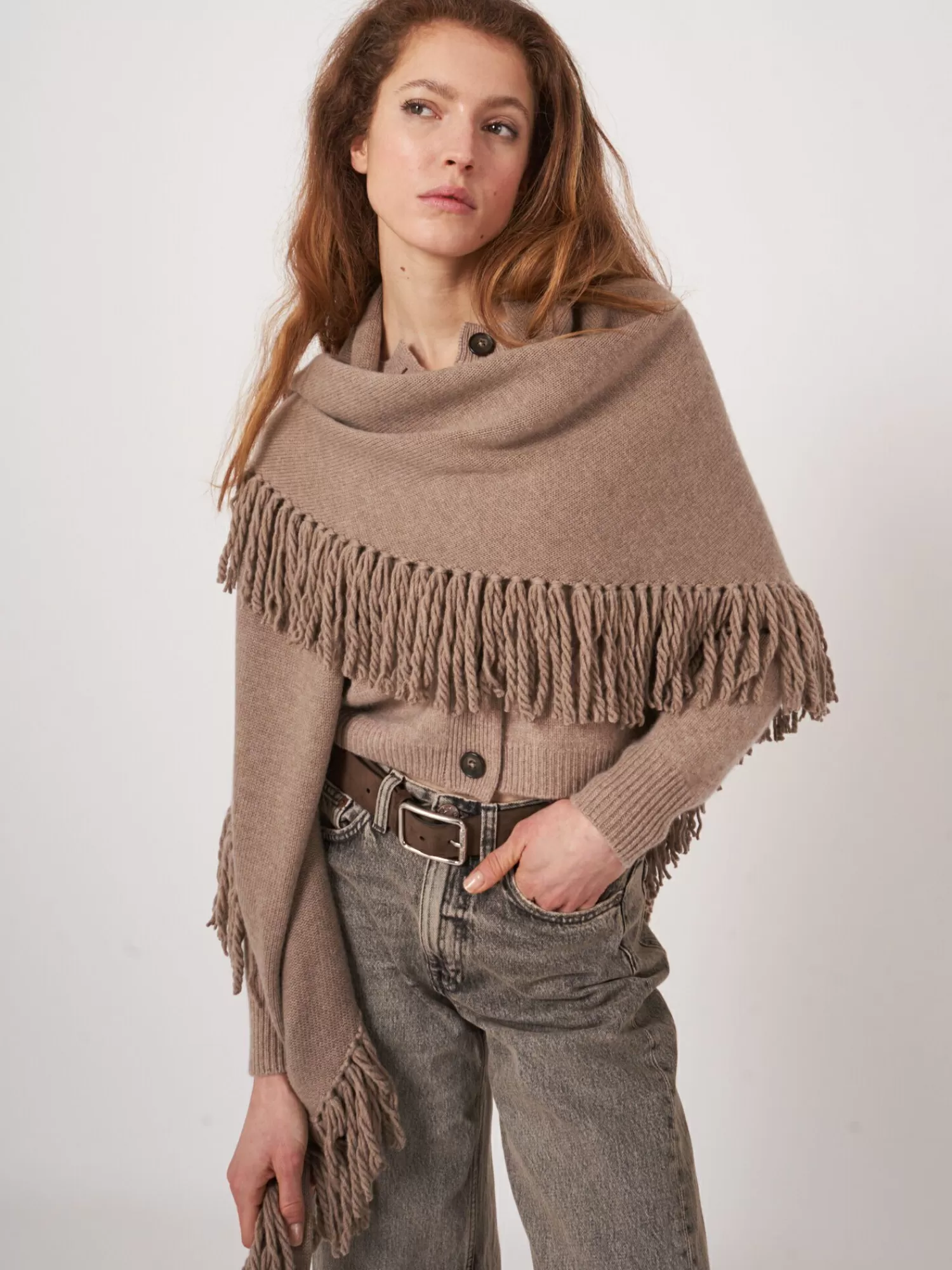 REPEAT cashmere Sjaals*Driehoekige cashmeresjaal met oversized franjes Taupe