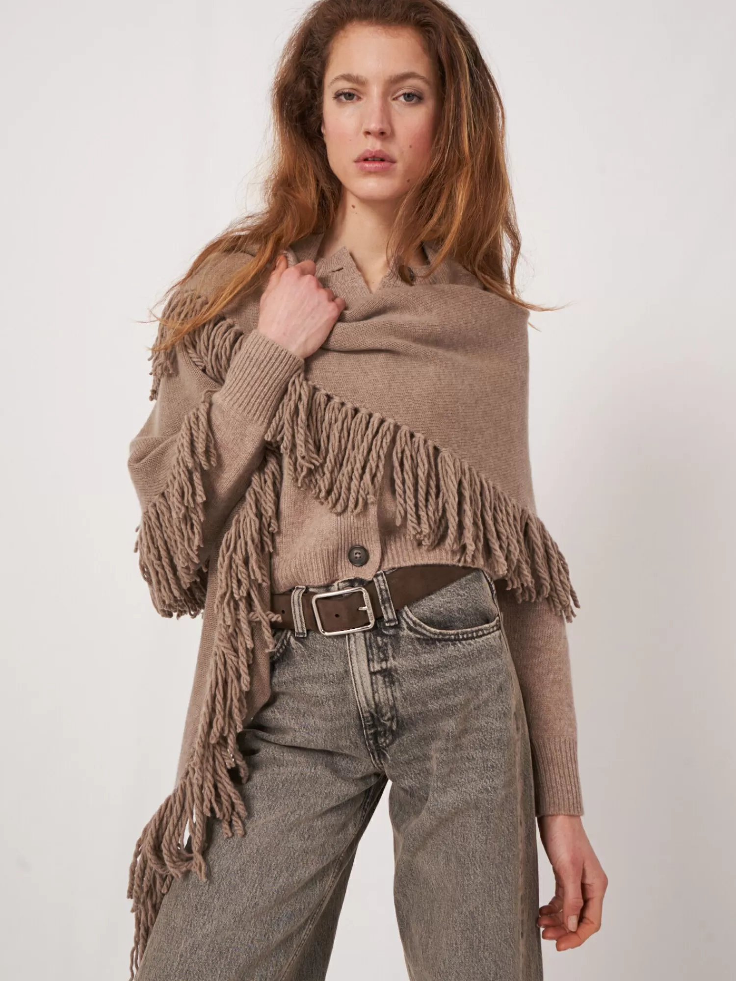 REPEAT cashmere Sjaals*Driehoekige cashmeresjaal met oversized franjes Taupe