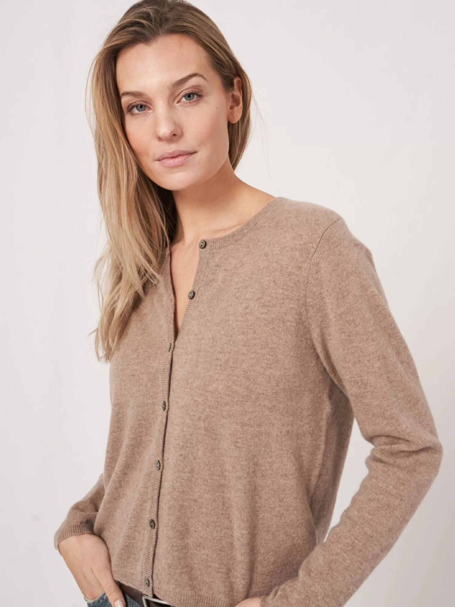 REPEAT cashmere Vesten*Fijn gebreid cashmere vest met knoopsluiting Taupe