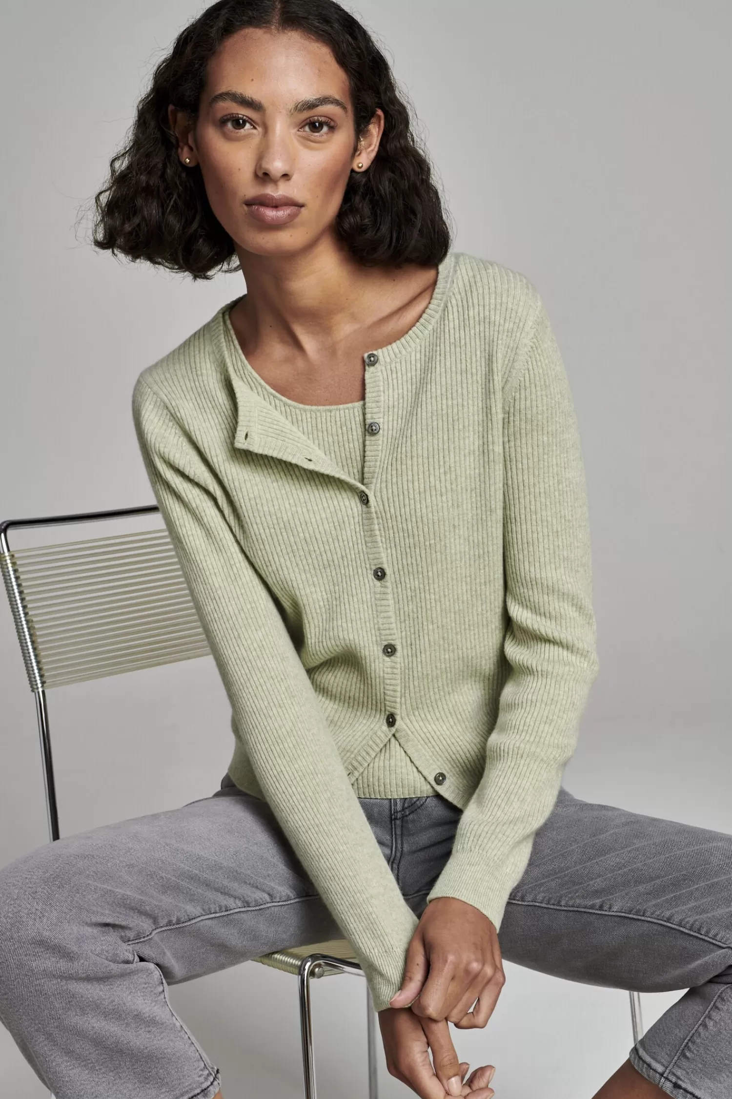 REPEAT cashmere Vesten*Fijn gebreid cashmere vest met ronde hals Moss