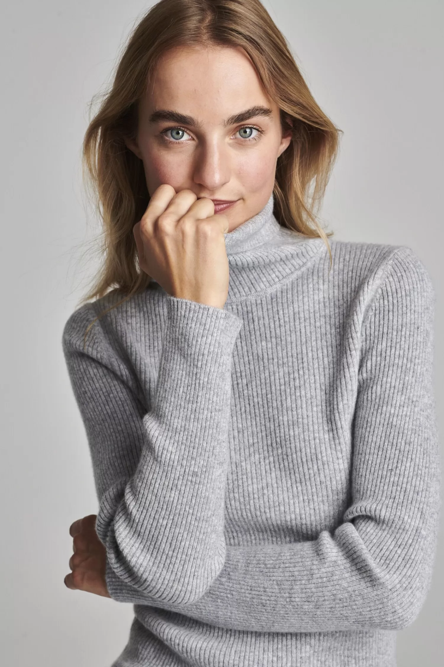 REPEAT cashmere Truien*Fijngebreide geribde coltrui van biologisch cashmere Grey