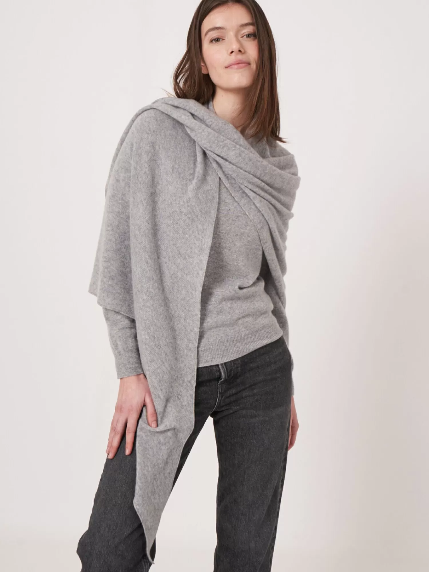 REPEAT cashmere Sjaals | Organic Cashmere*Fijngebreide organisch cashmere driehoekige sjaal LightGrey