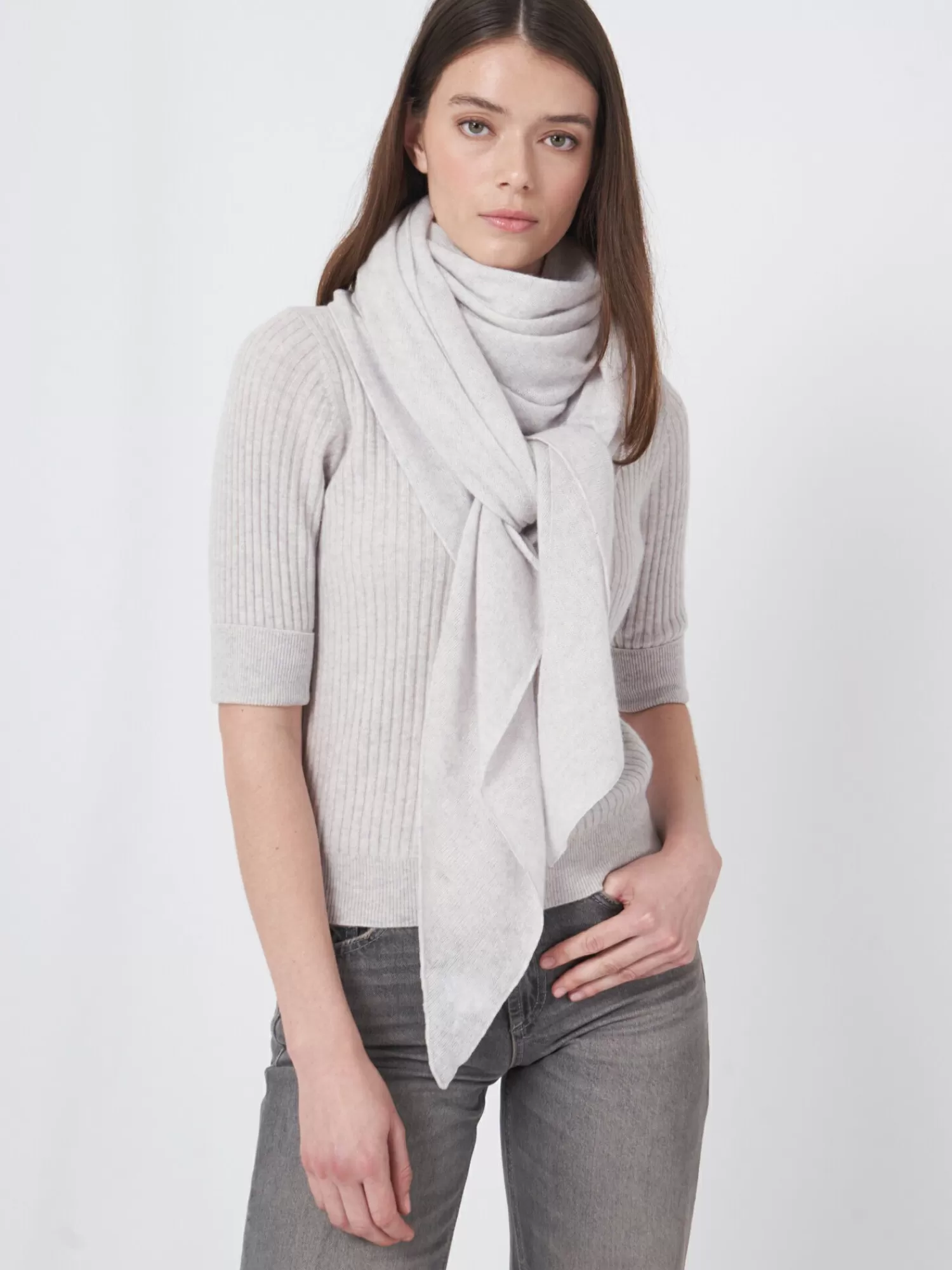 REPEAT cashmere Organic Cashmere | Sjaals*Fijngebreide organisch cashmere driehoekige sjaal Snow