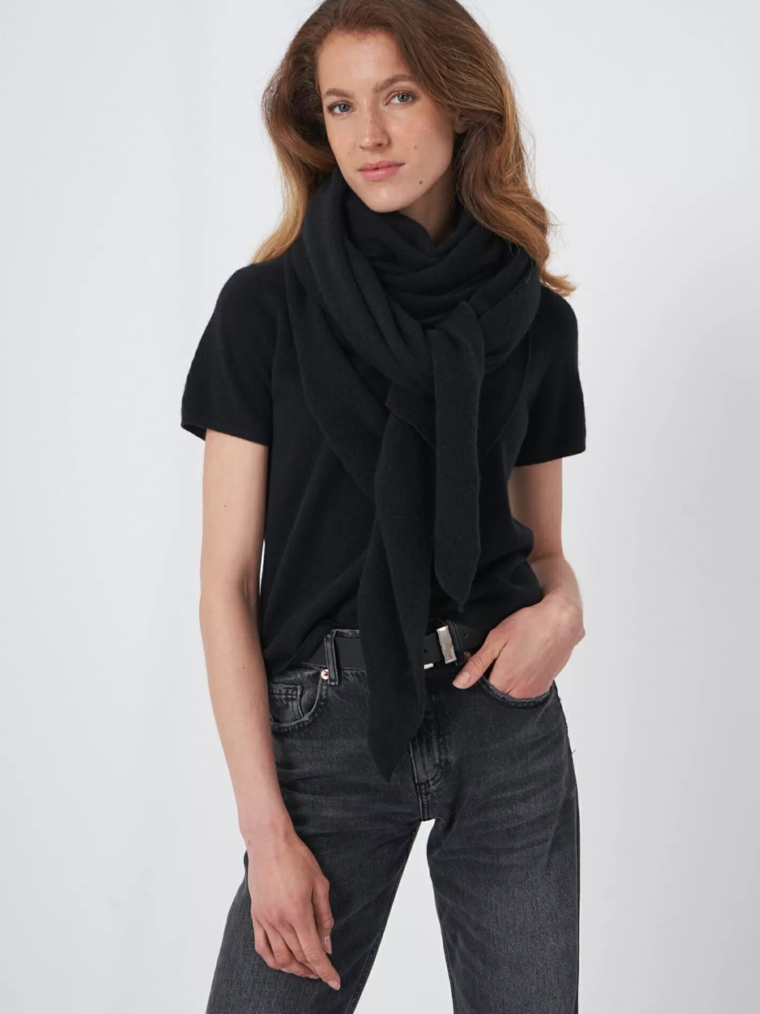 REPEAT cashmere Sjaals | Organic Cashmere*Fijngebreide organisch cashmere driehoekige sjaal Black