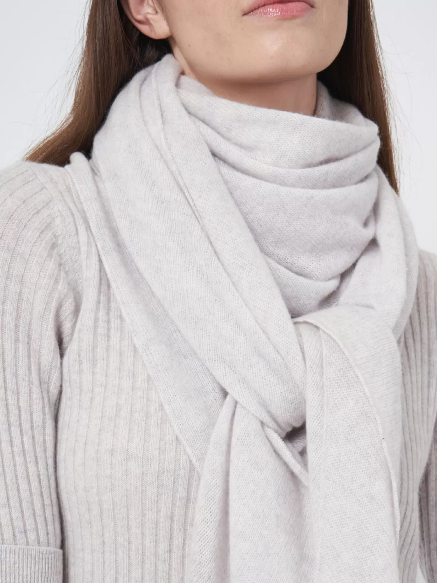 REPEAT cashmere Organic Cashmere | Sjaals*Fijngebreide organisch cashmere driehoekige sjaal Snow