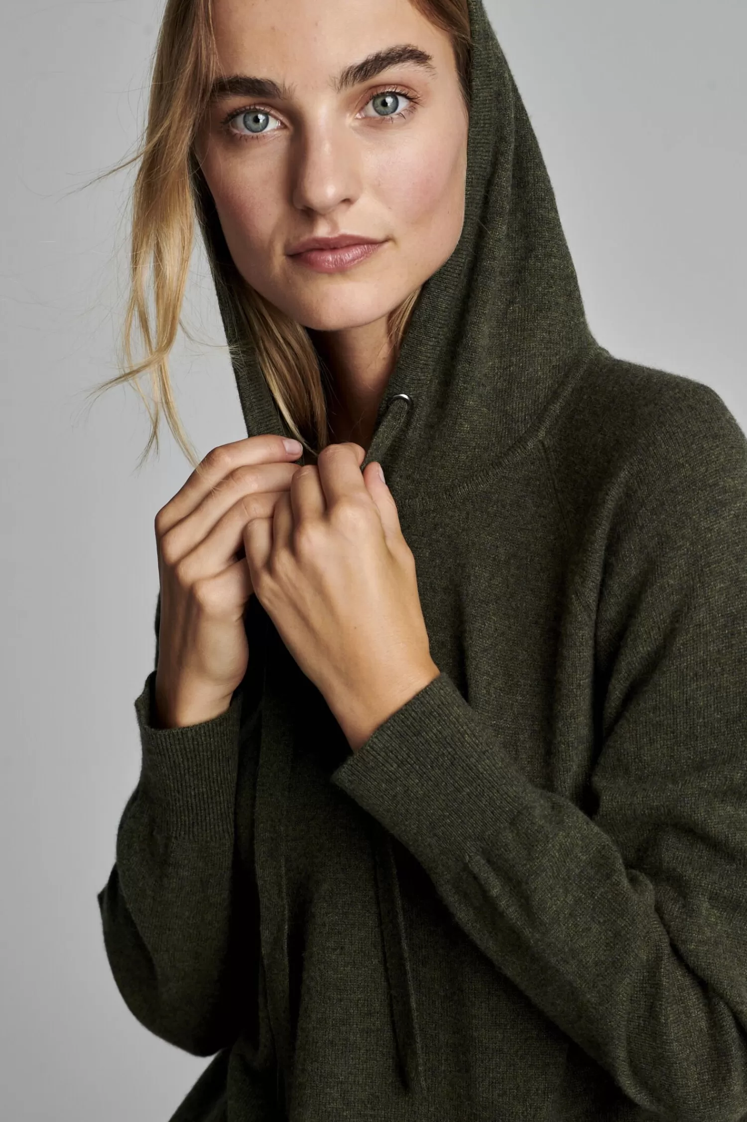 REPEAT cashmere Truien*Gebreide hoodie van biologisch cashmere Khaki