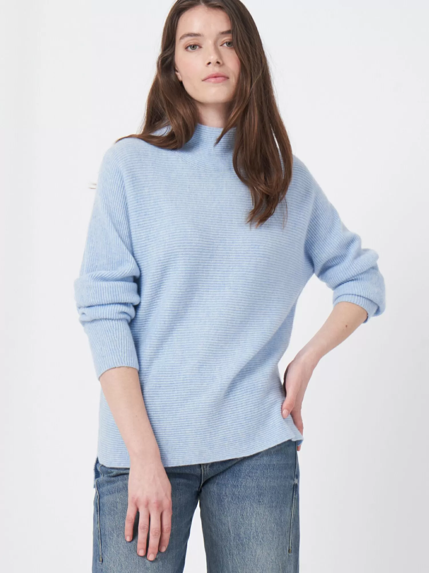 REPEAT cashmere Truien*Horizontaal ribgebreide cashmere sweater met opstaande kraag Sky