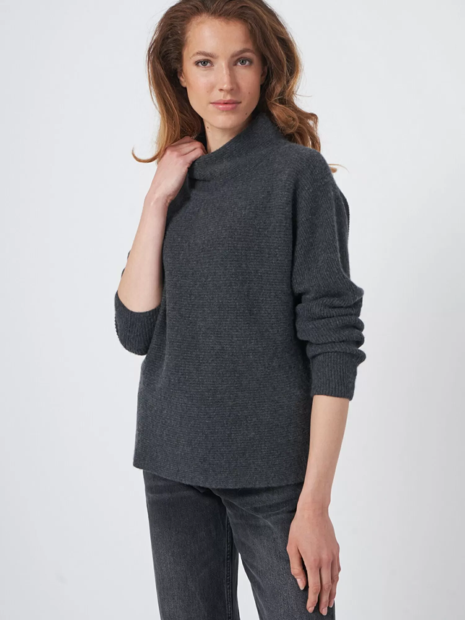 REPEAT cashmere Truien*Horizontaal ribgebreide cashmere sweater met opstaande kraag Charcoal