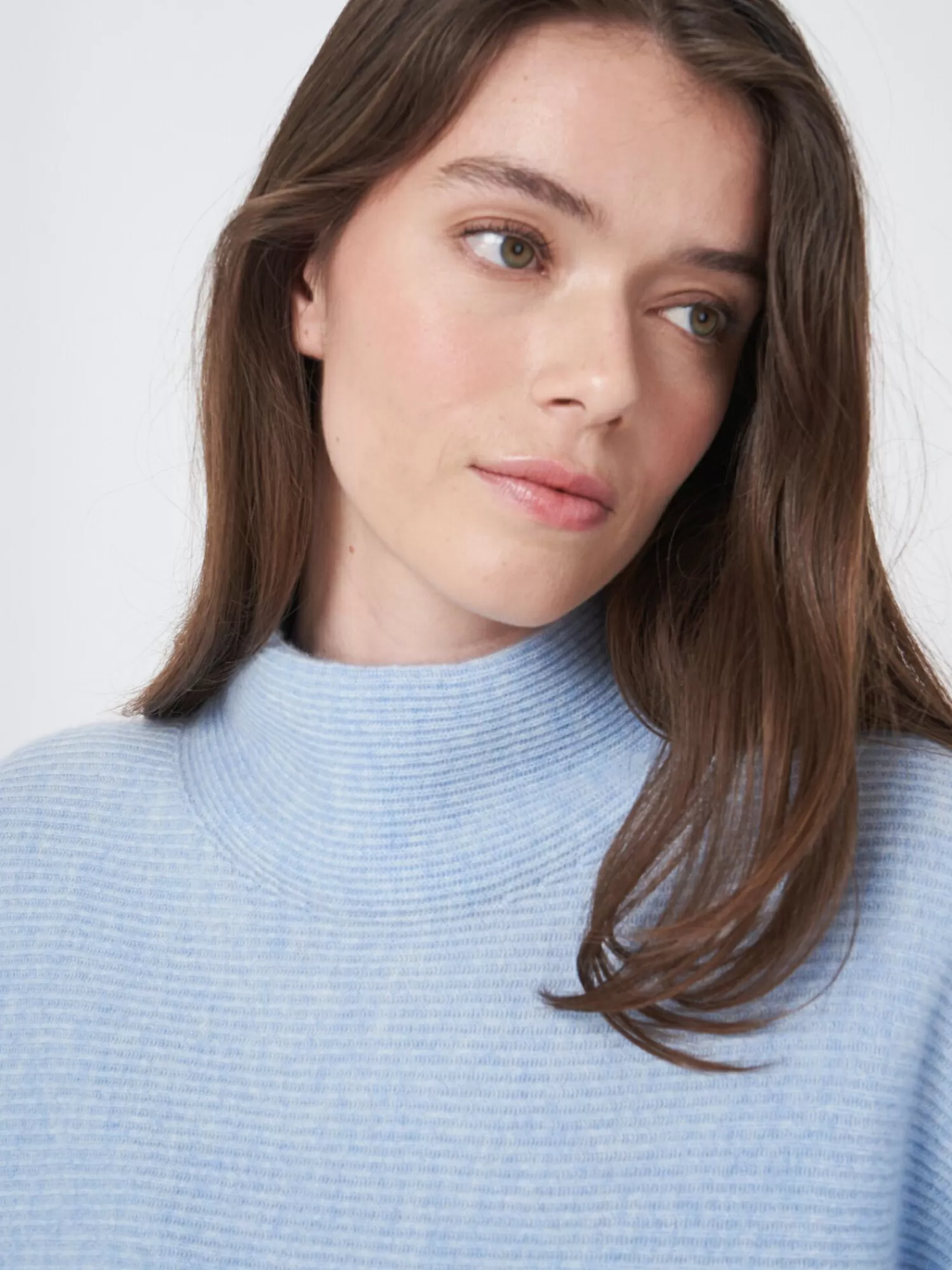 REPEAT cashmere Truien*Horizontaal ribgebreide cashmere sweater met opstaande kraag Sky