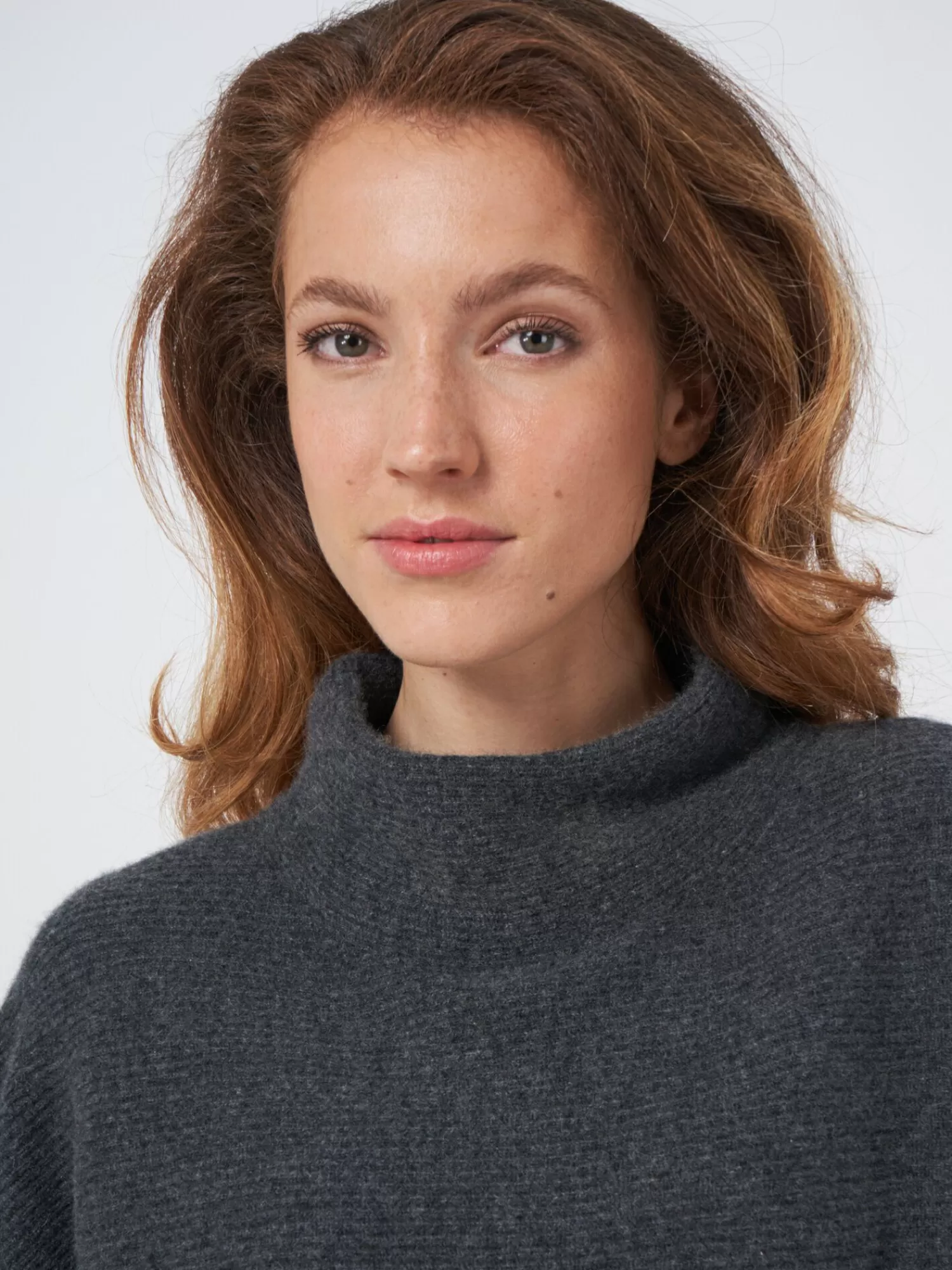 REPEAT cashmere Truien*Horizontaal ribgebreide cashmere sweater met opstaande kraag Charcoal