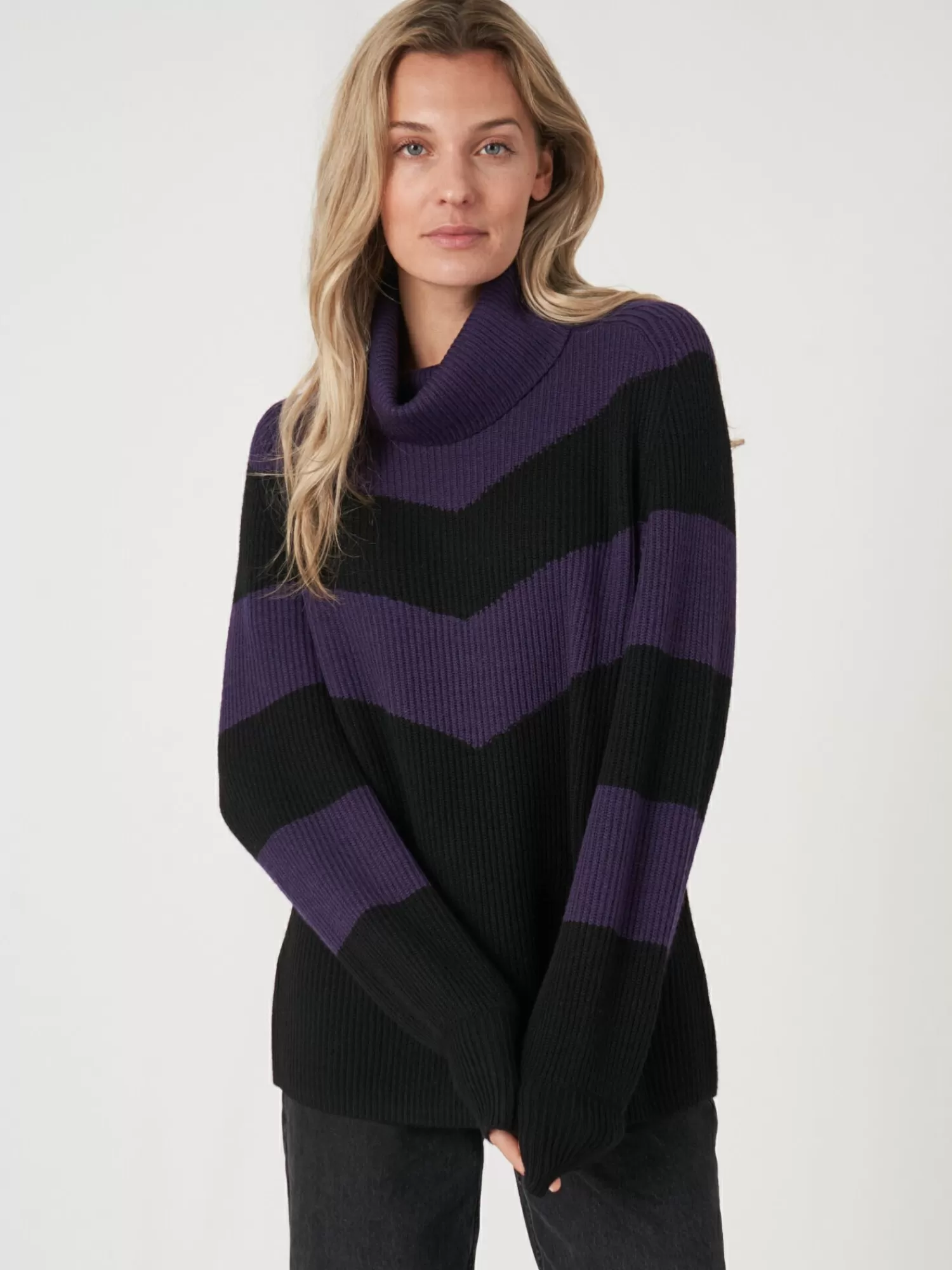 REPEAT cashmere Truien*Intarsia chevron trui met rolkraag Black/Purple