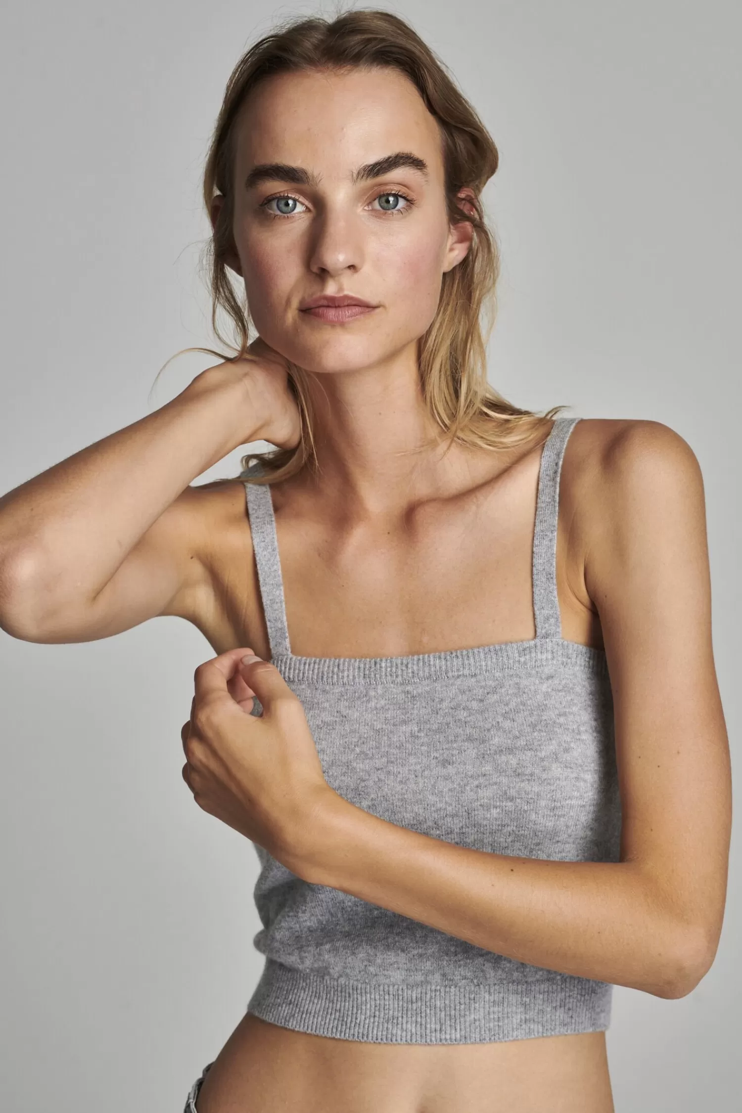 REPEAT cashmere Tops*Kort gebreid topje met spaghettibandjes van cashmere Grey