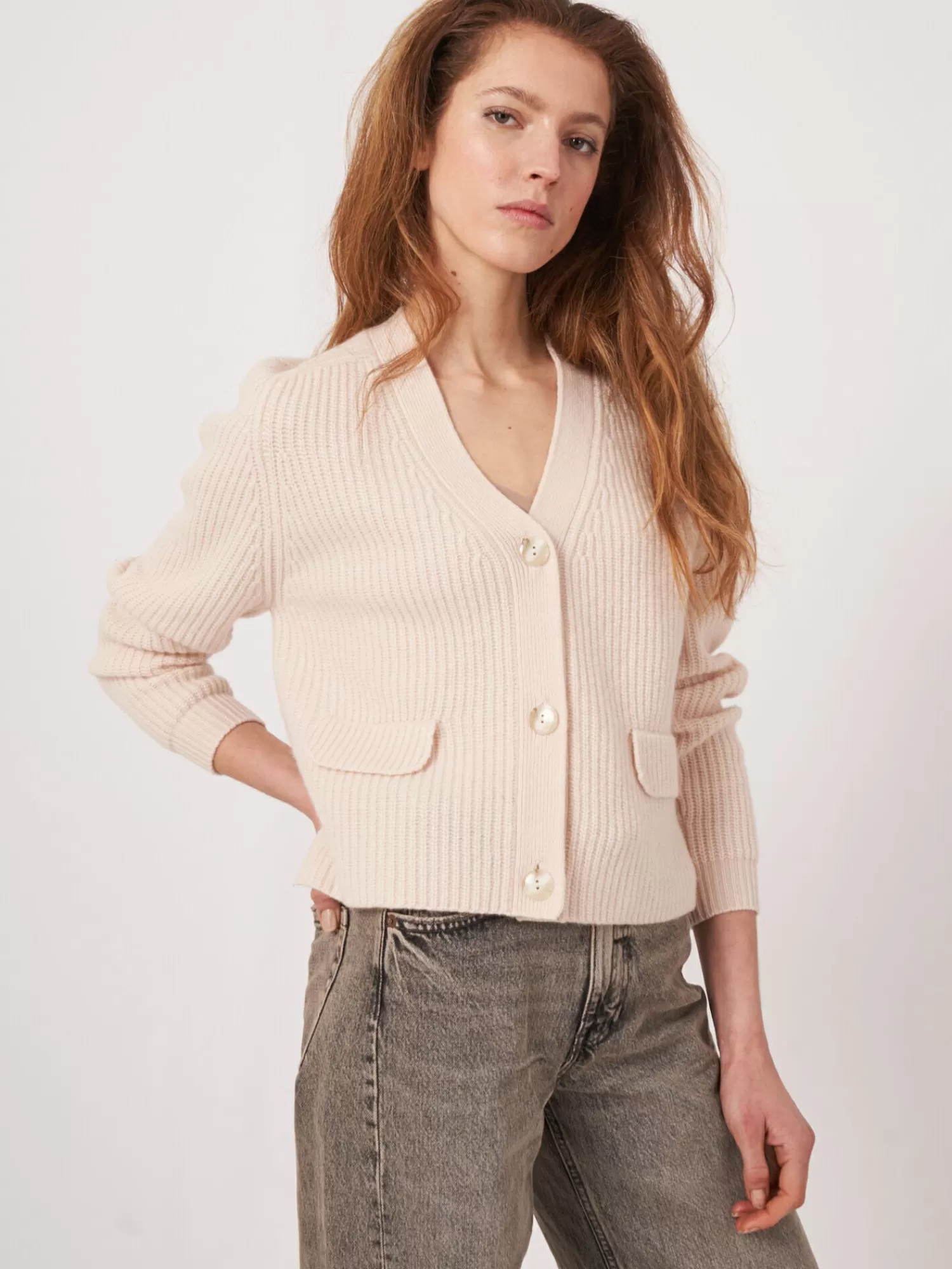 REPEAT cashmere Vesten*Korte ribgebreide cardigan van Italiaanse wol Pearl