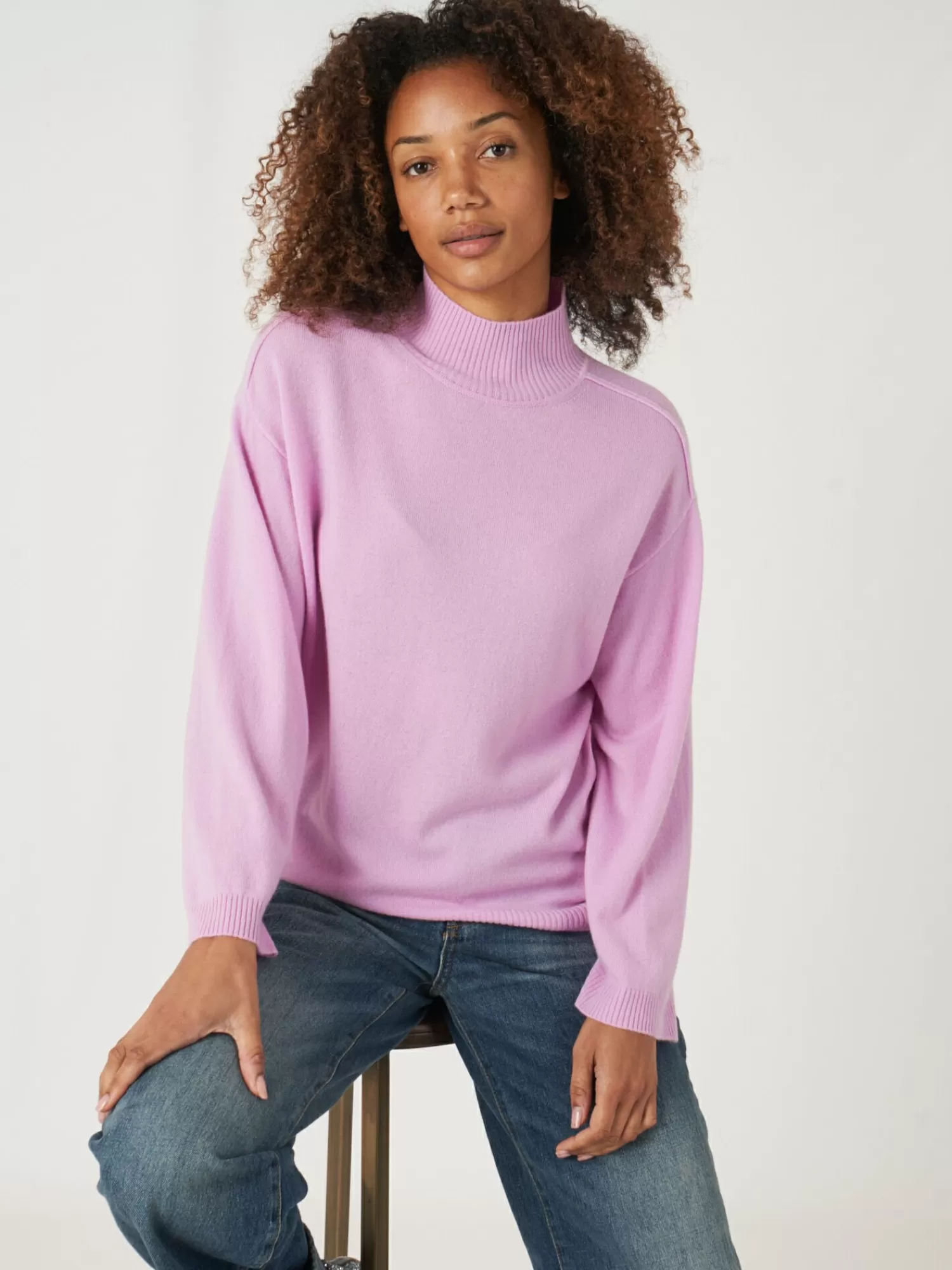 REPEAT cashmere Organic Cashmere*Loose fit cashmere trui met opstaande kraag met split Candy