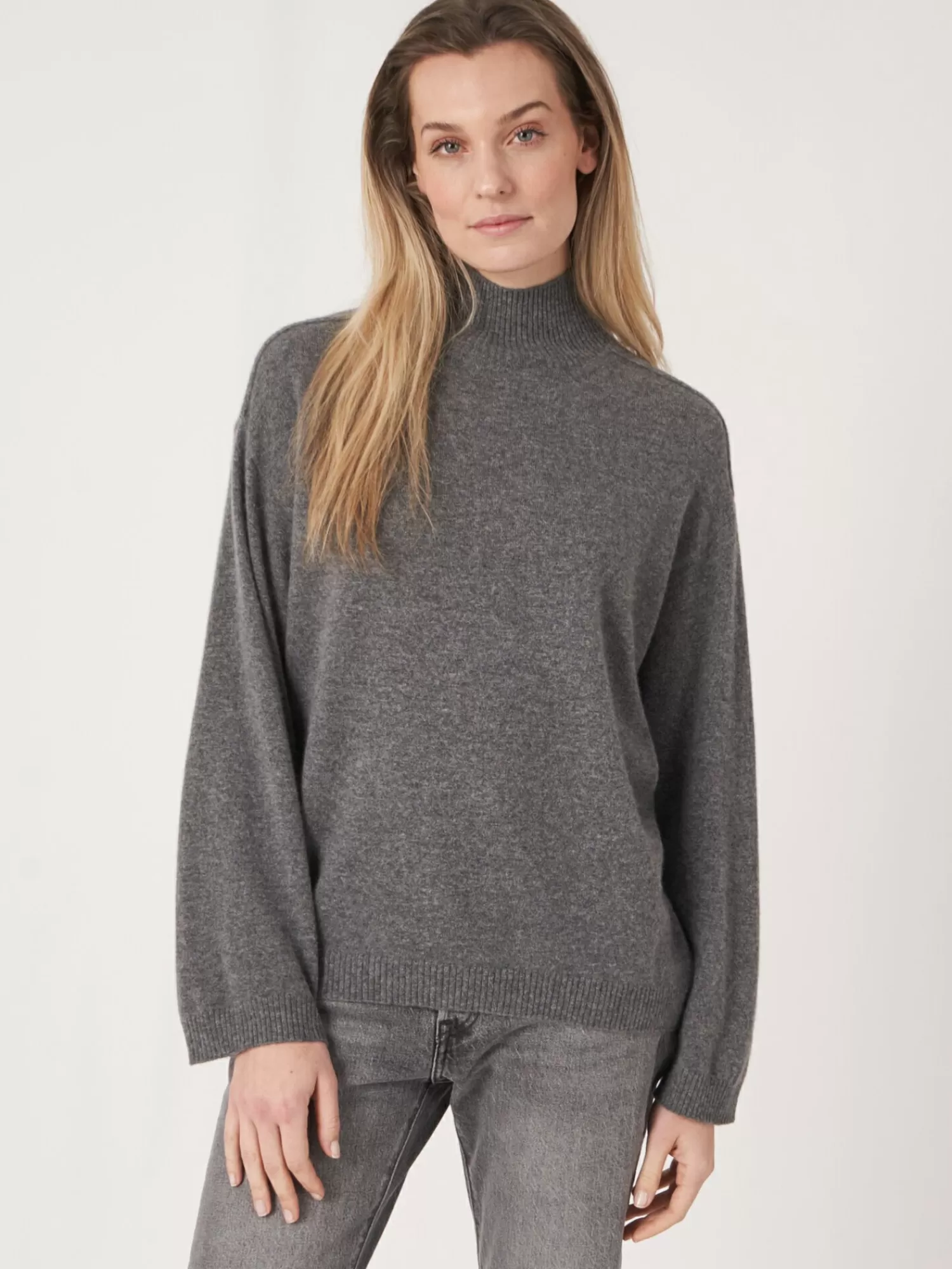 REPEAT cashmere Organic Cashmere*Loose fit cashmere trui met opstaande kraag met split MedGrey