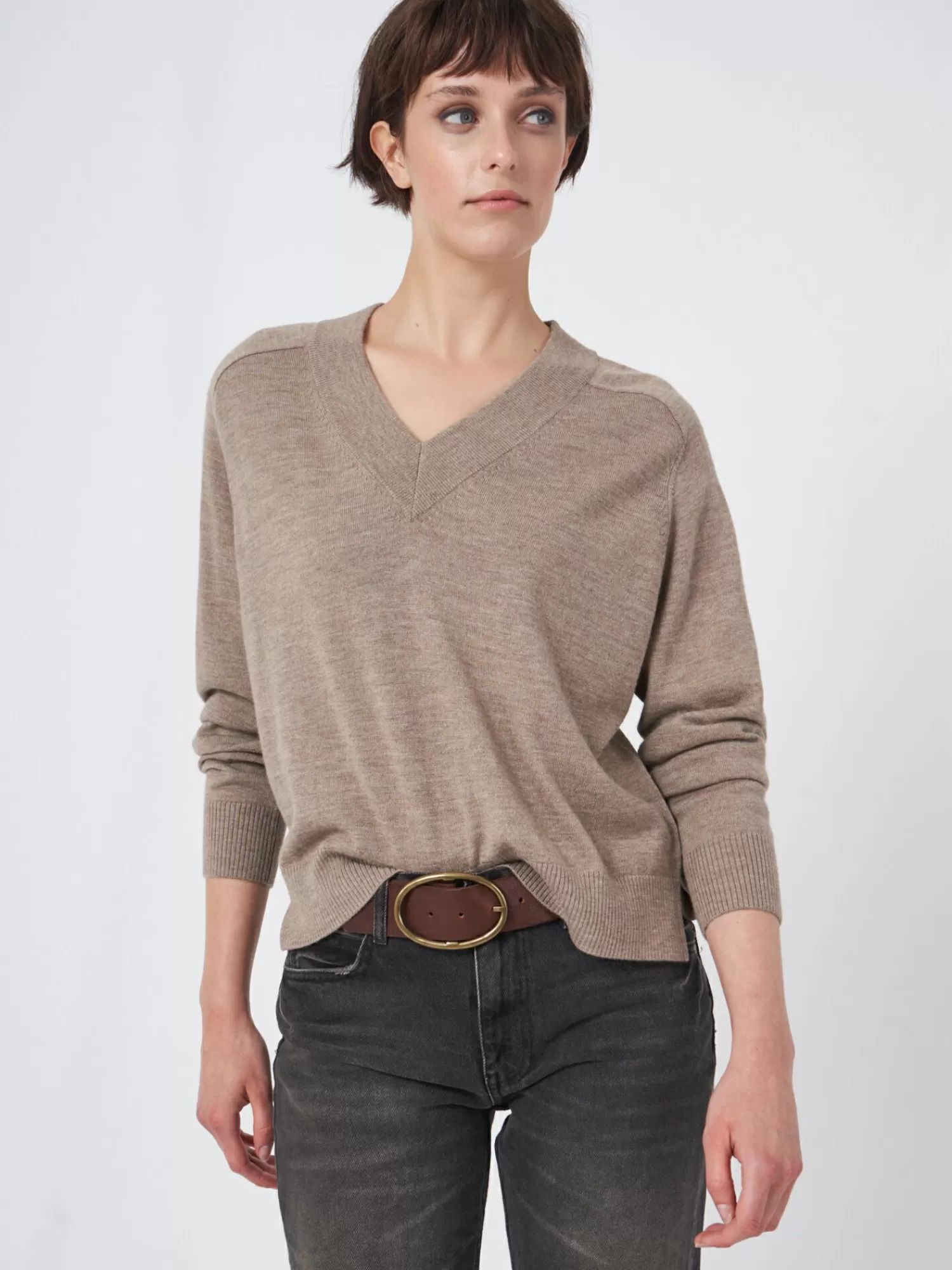 REPEAT cashmere Truien*Merino wollen trui met brede geribde V-hals Taupe