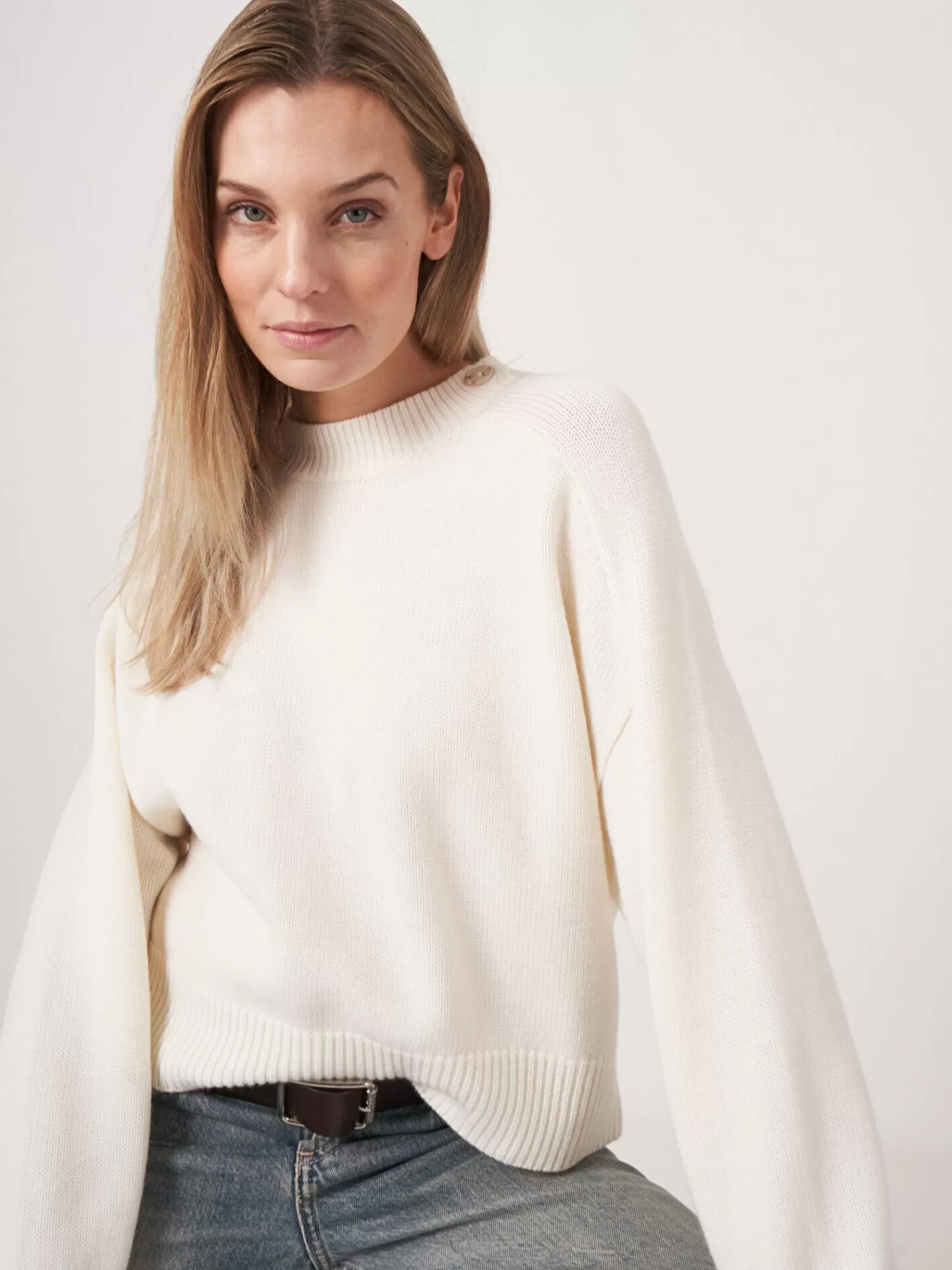 REPEAT cashmere Truien*Merino wollen trui met ronde hals en knoopdetail Cream