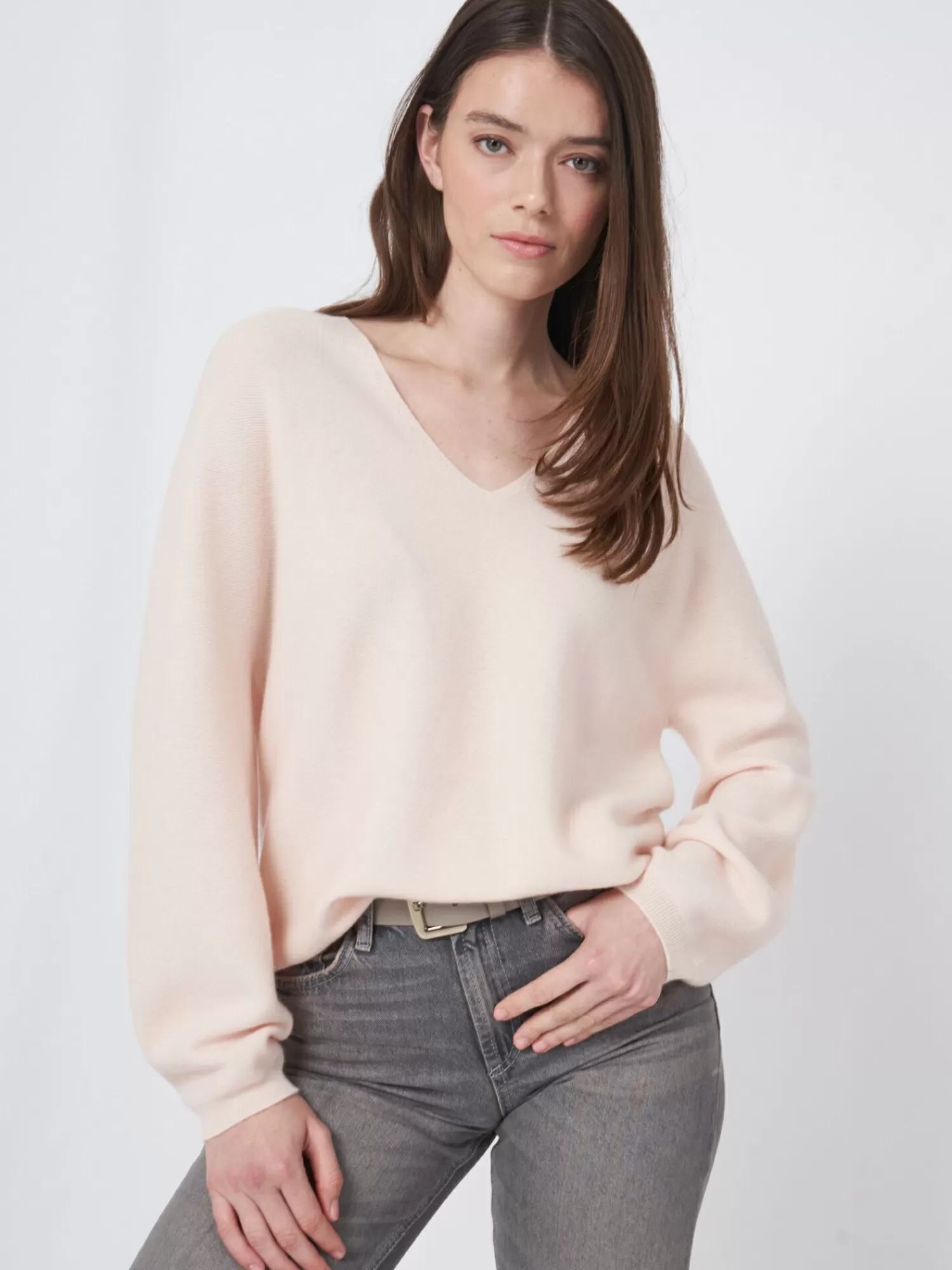 REPEAT cashmere Organic Cashmere | Truien*Naadloos gebreid cashmere trui met V-hals Pearl