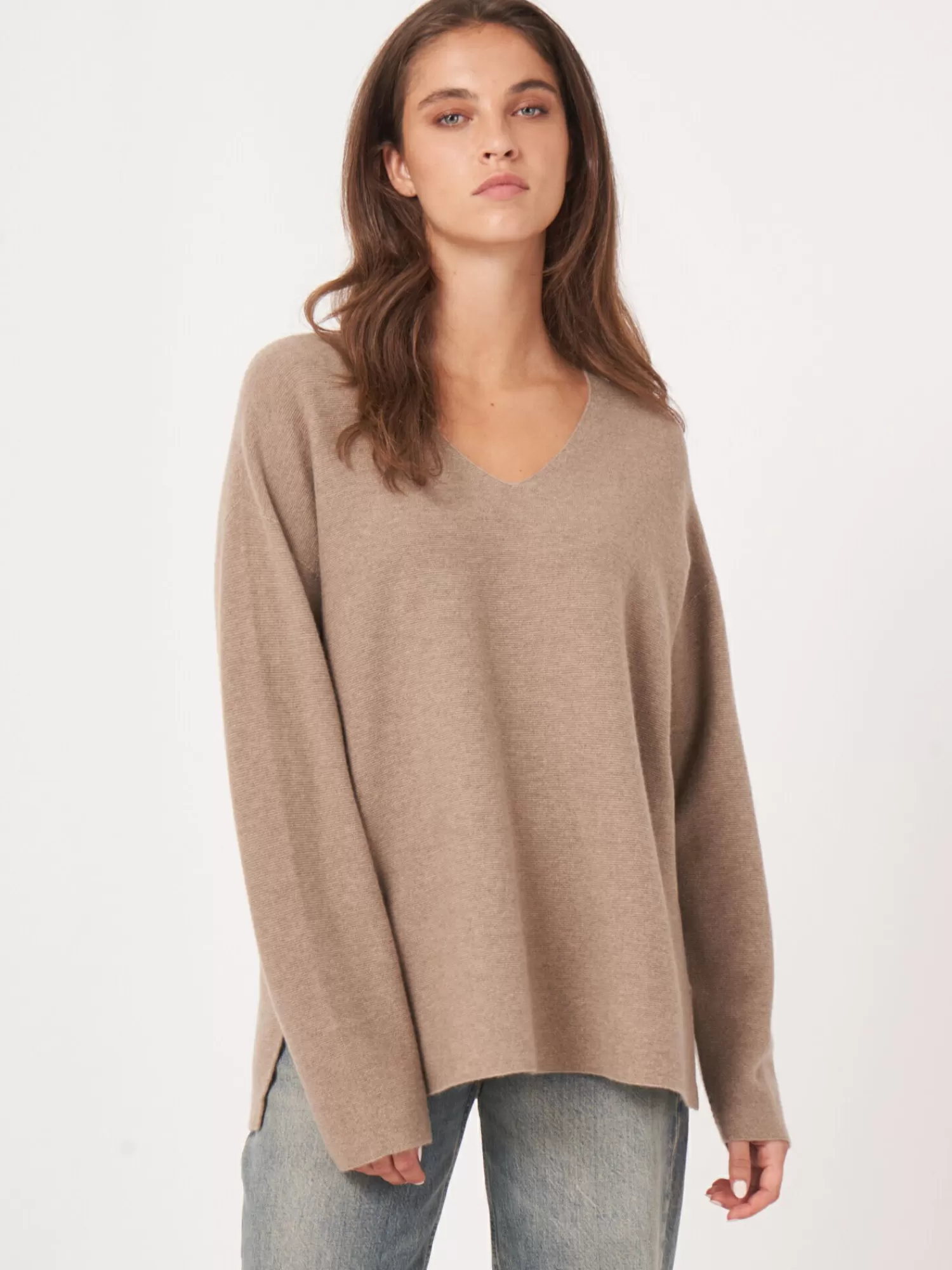 REPEAT cashmere Truien | Organic Cashmere*Naadloos gebreide cashmere trui met V-hals Stone