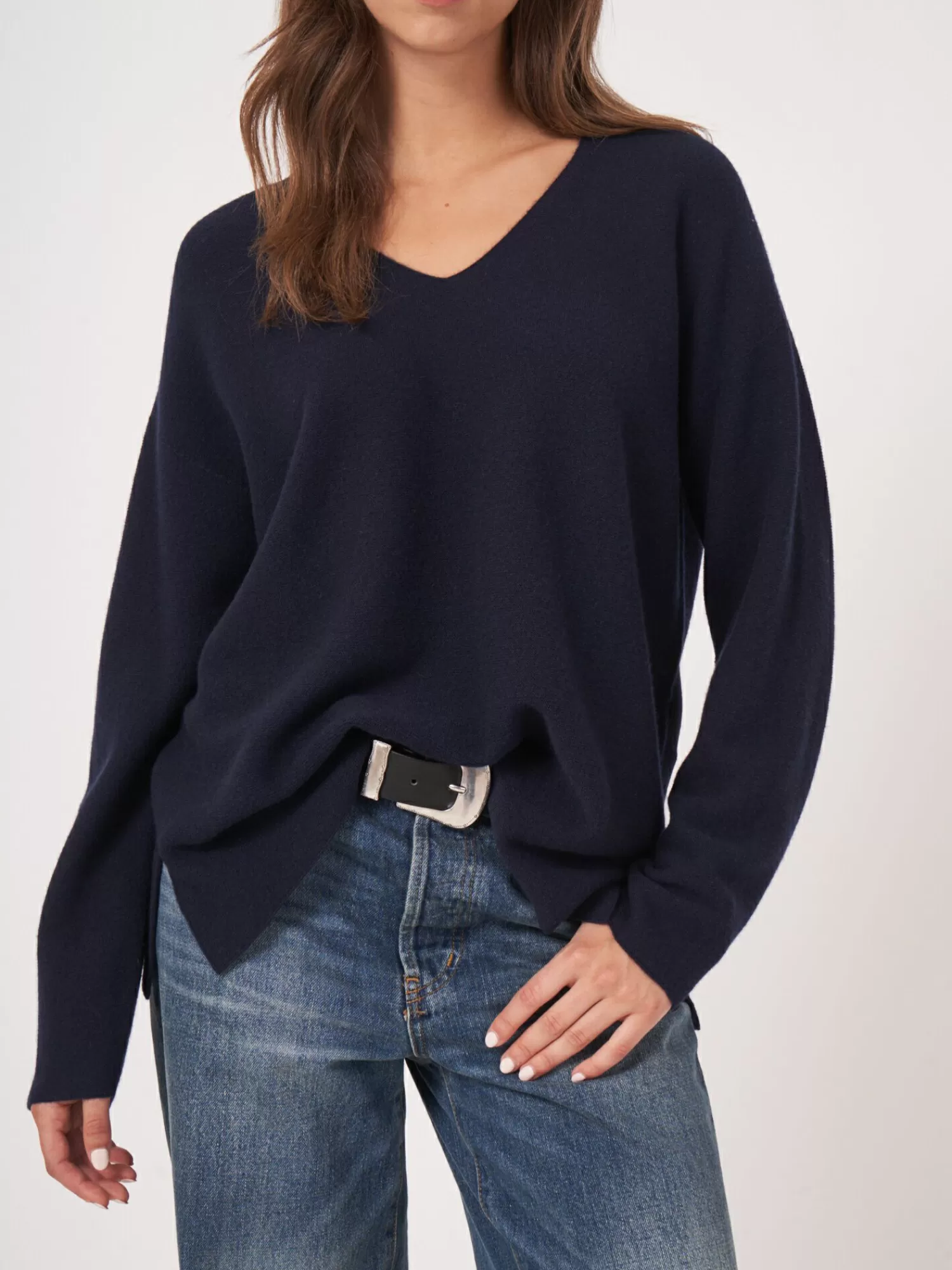 REPEAT cashmere Truien | Organic Cashmere*Naadloos gebreide cashmere trui met V-hals Navy