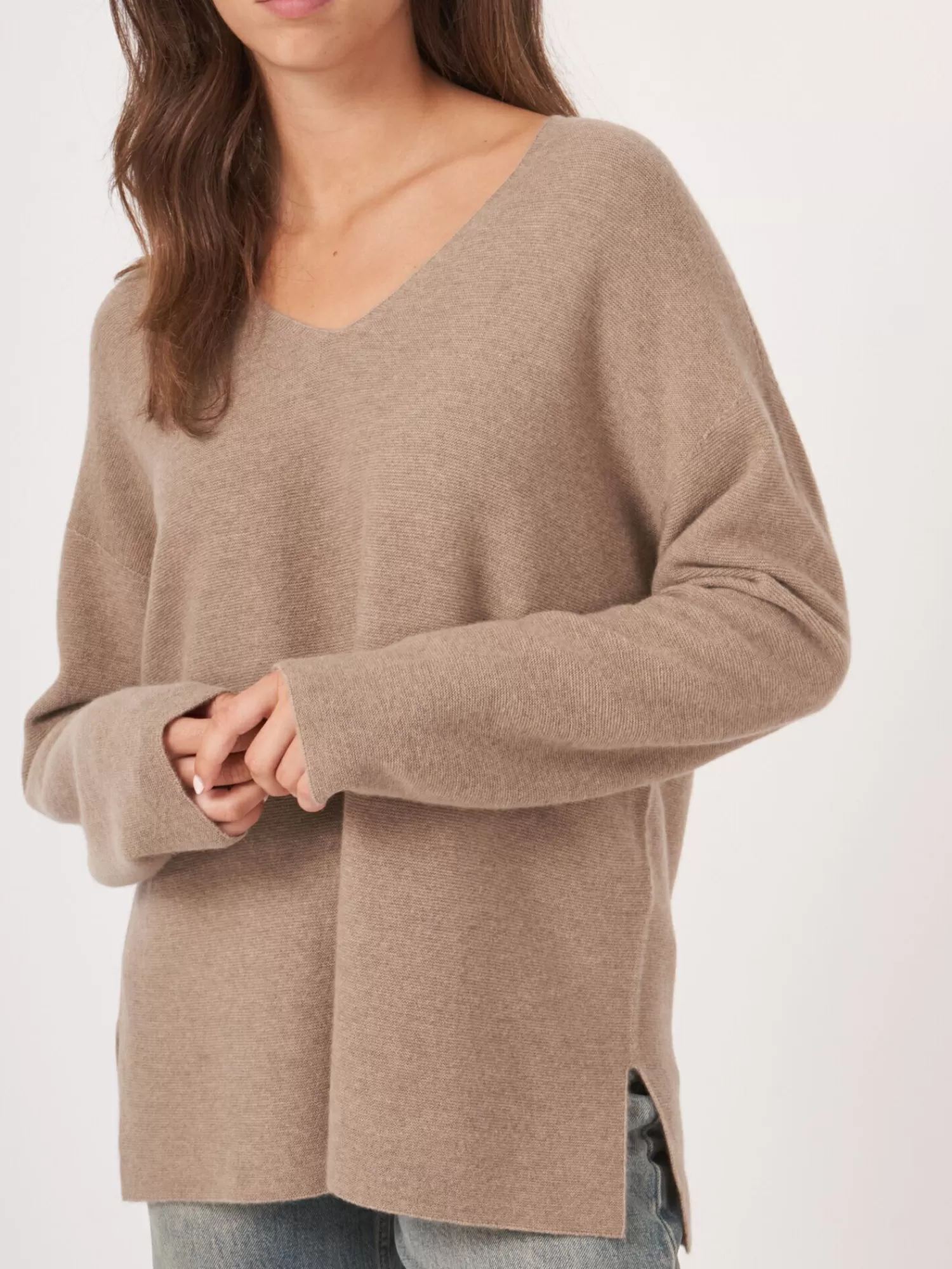 REPEAT cashmere Truien | Organic Cashmere*Naadloos gebreide cashmere trui met V-hals Stone