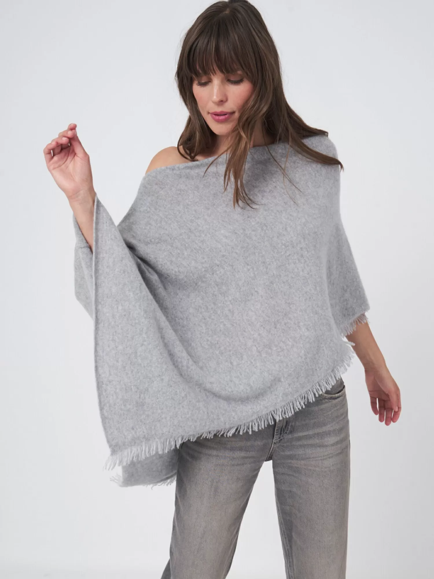 REPEAT cashmere Ponchos | Organic Cashmere*Organisch cashmere poncho met franjes LightGrey