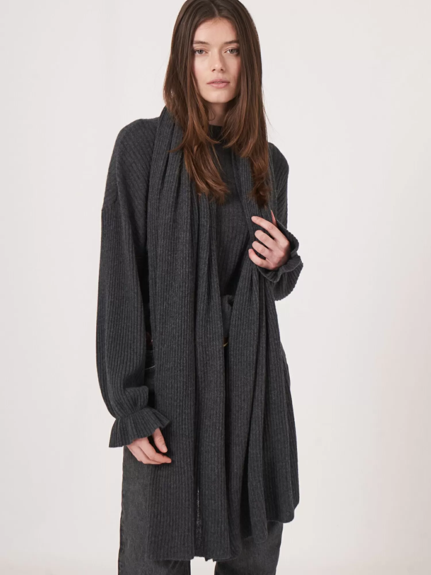 REPEAT cashmere Sjaals*Oversized geribde cashmere sjaal Charcoal