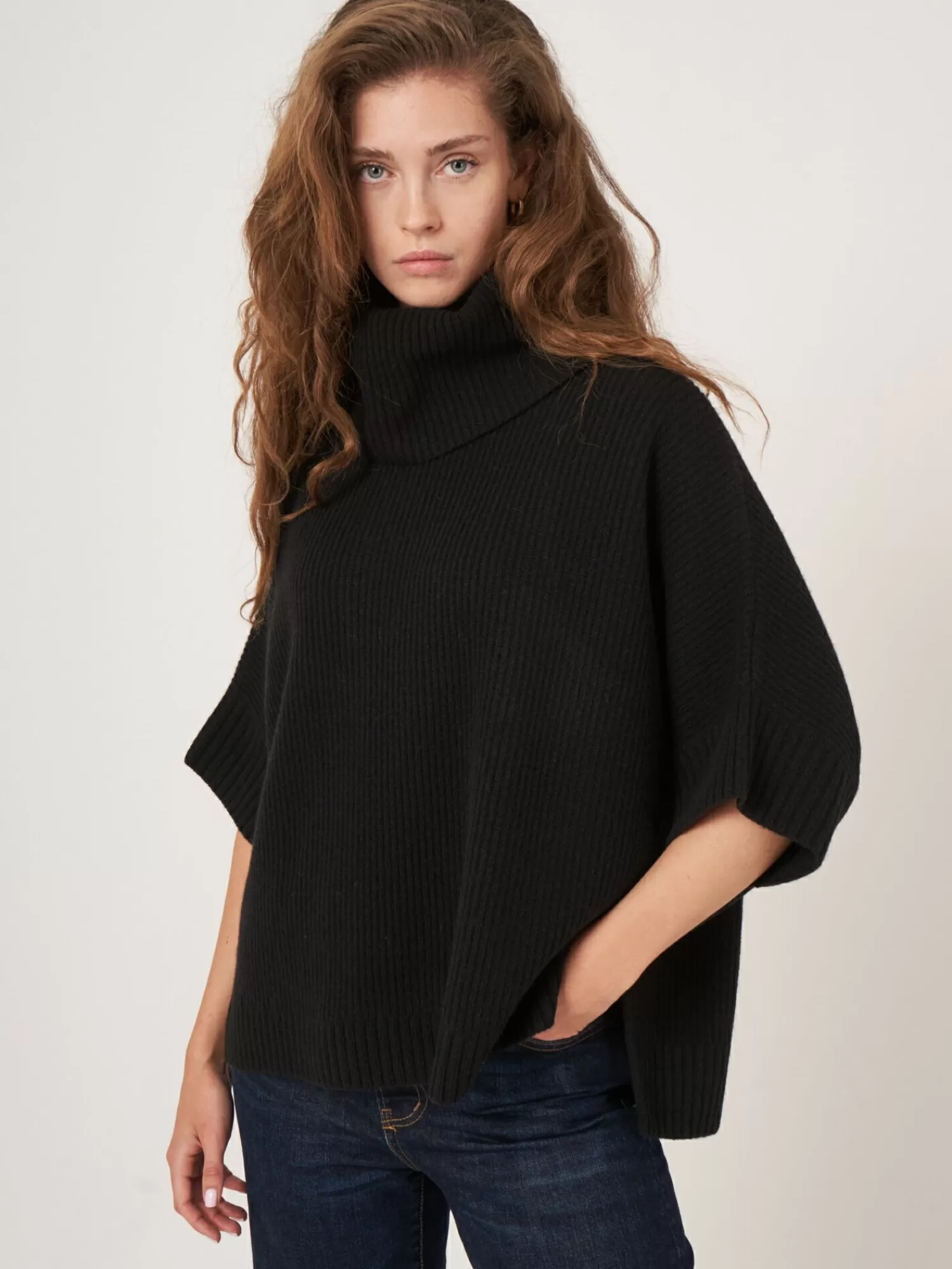 REPEAT cashmere Truien*Oversized ponchotrui met rolkraag Black