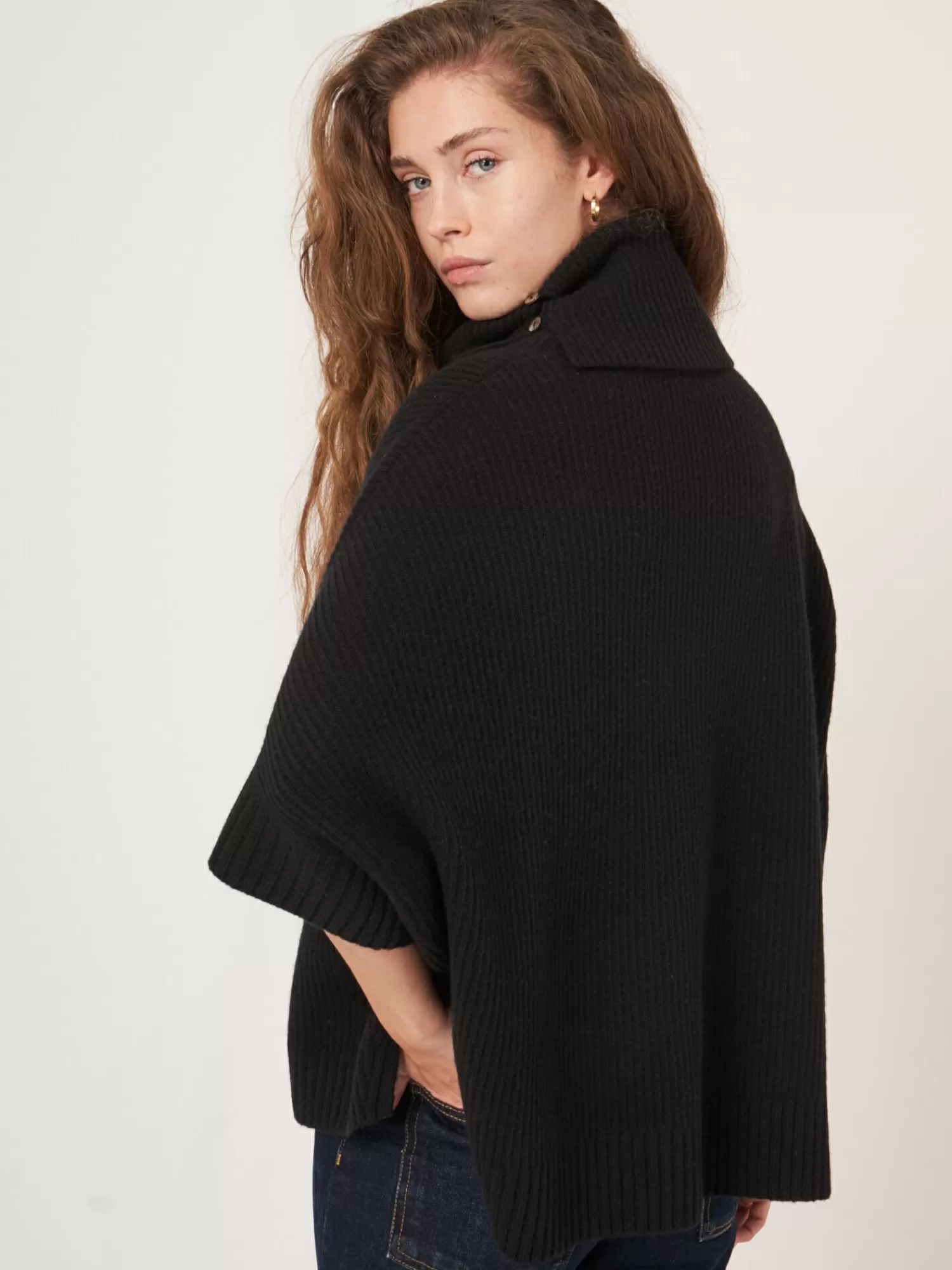 REPEAT cashmere Truien*Oversized ponchotrui met rolkraag Black